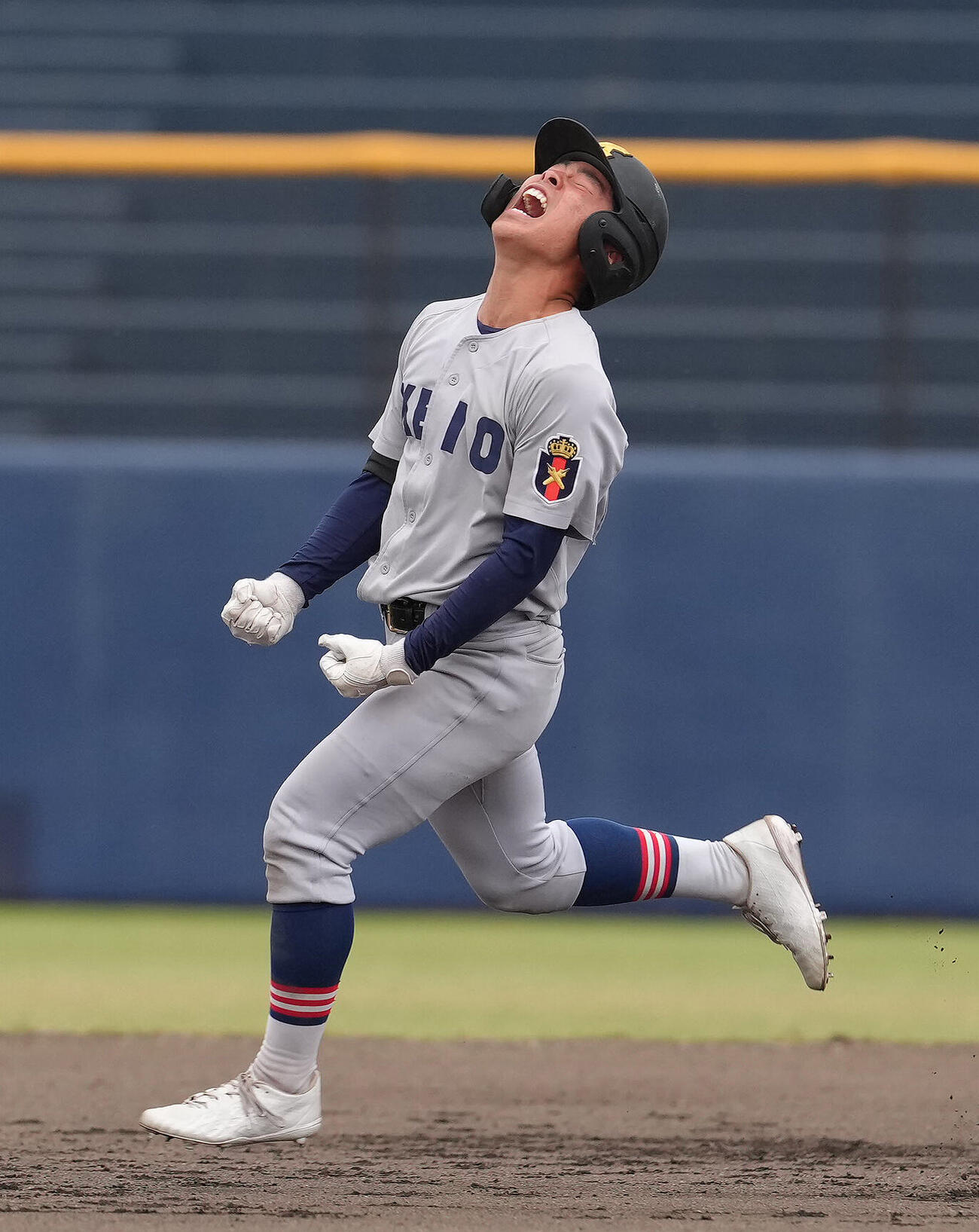 山梨学院対慶応　タイブレークの10回裏慶応1死、1死二塁、矢口翔大はサヨナラ適時打を放ち歓喜する（撮影・足立雅史）