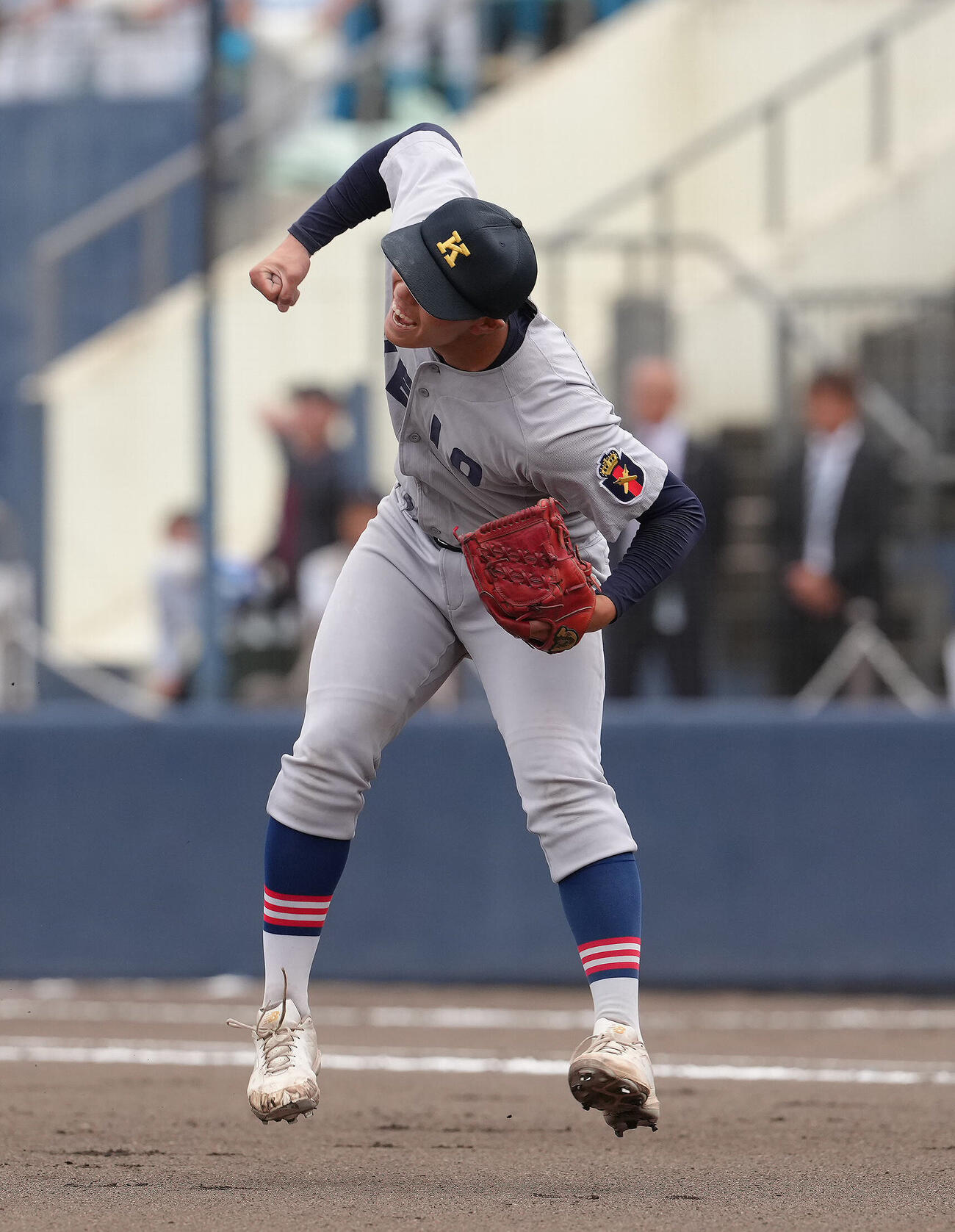 山梨学院対慶応　タイブレークの10回表山梨学院1死満塁、代打藤田壮弥を三併殺打に仕留めガッツポーズする湯本琢心（撮影・足立雅史）