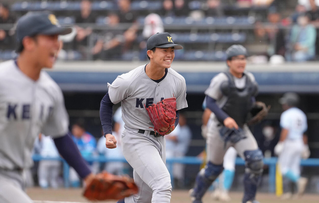 山梨学院対健大高崎　タイブレークの10回表山梨学院1死満塁、代打藤田壮弥を三併殺打に仕留め笑顔を見せる湯本琢心（中央）（撮影・足立雅史）