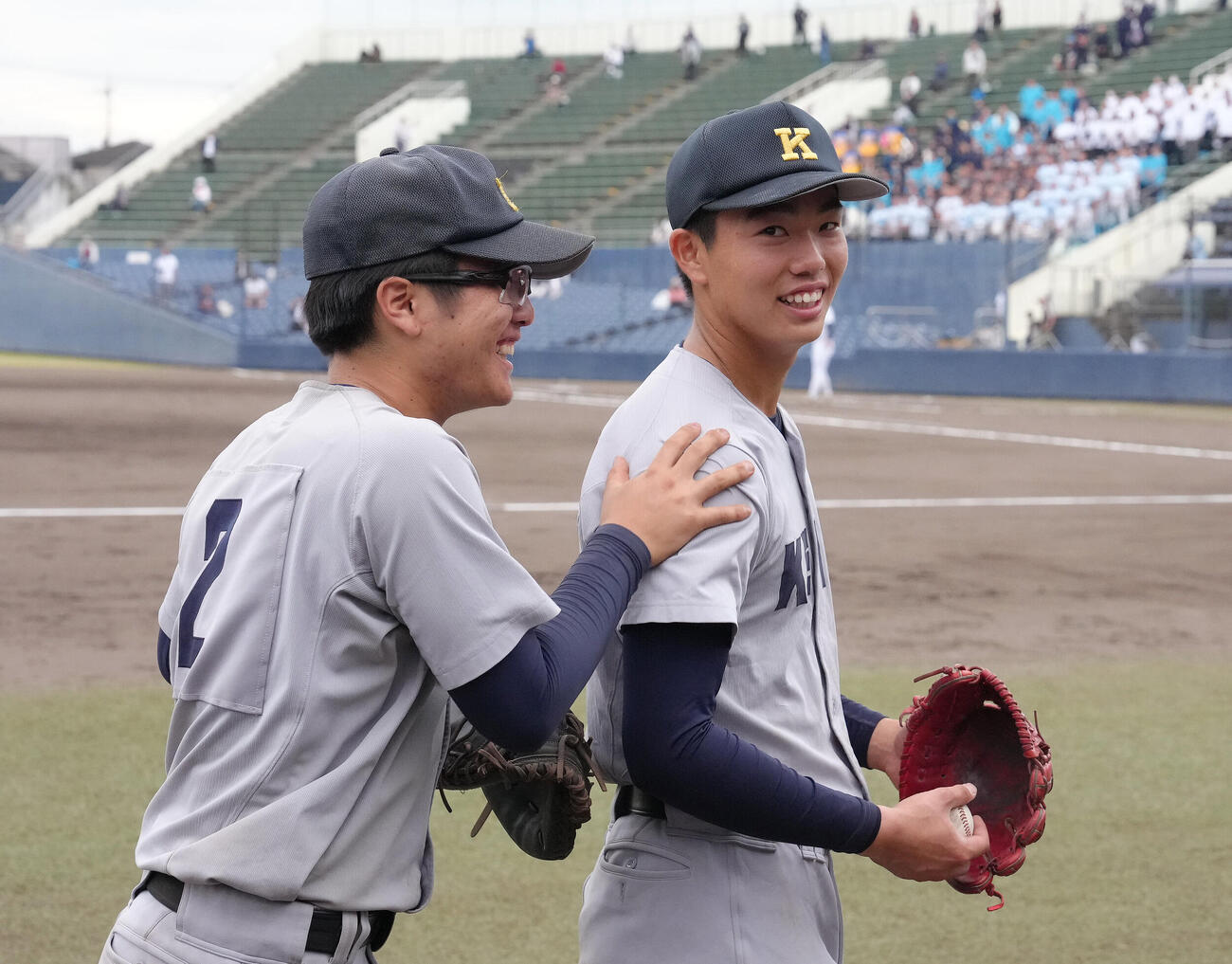 山梨学院対慶応　ベスト4進出を決め笑顔を見せる慶応の湯本琢心（右）と捕手延末遵太（撮影・足立雅史）