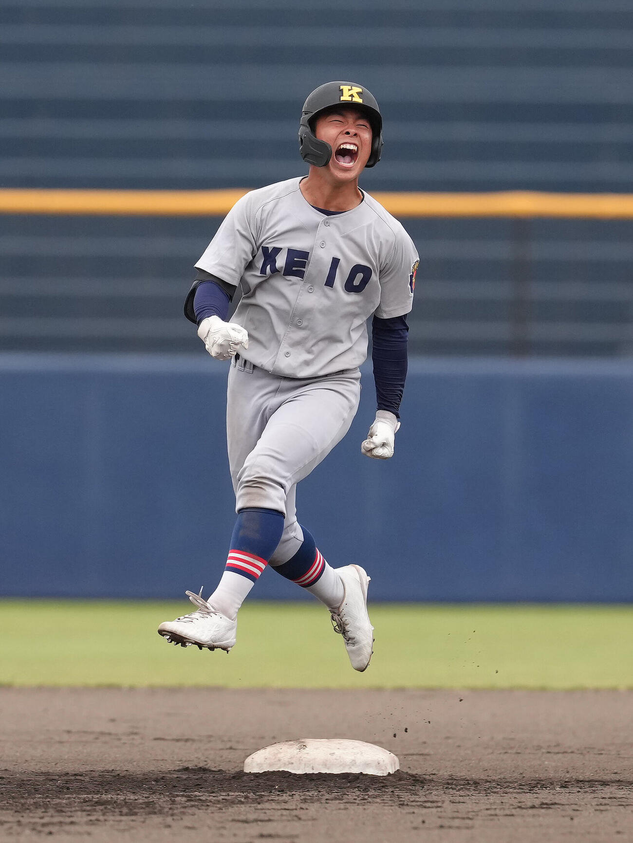 山梨学院対慶応　タイブレークの10回裏慶応1死、1死二塁、矢口翔大はサヨナラ適時打を放ち歓喜する（撮影・足立雅史）
