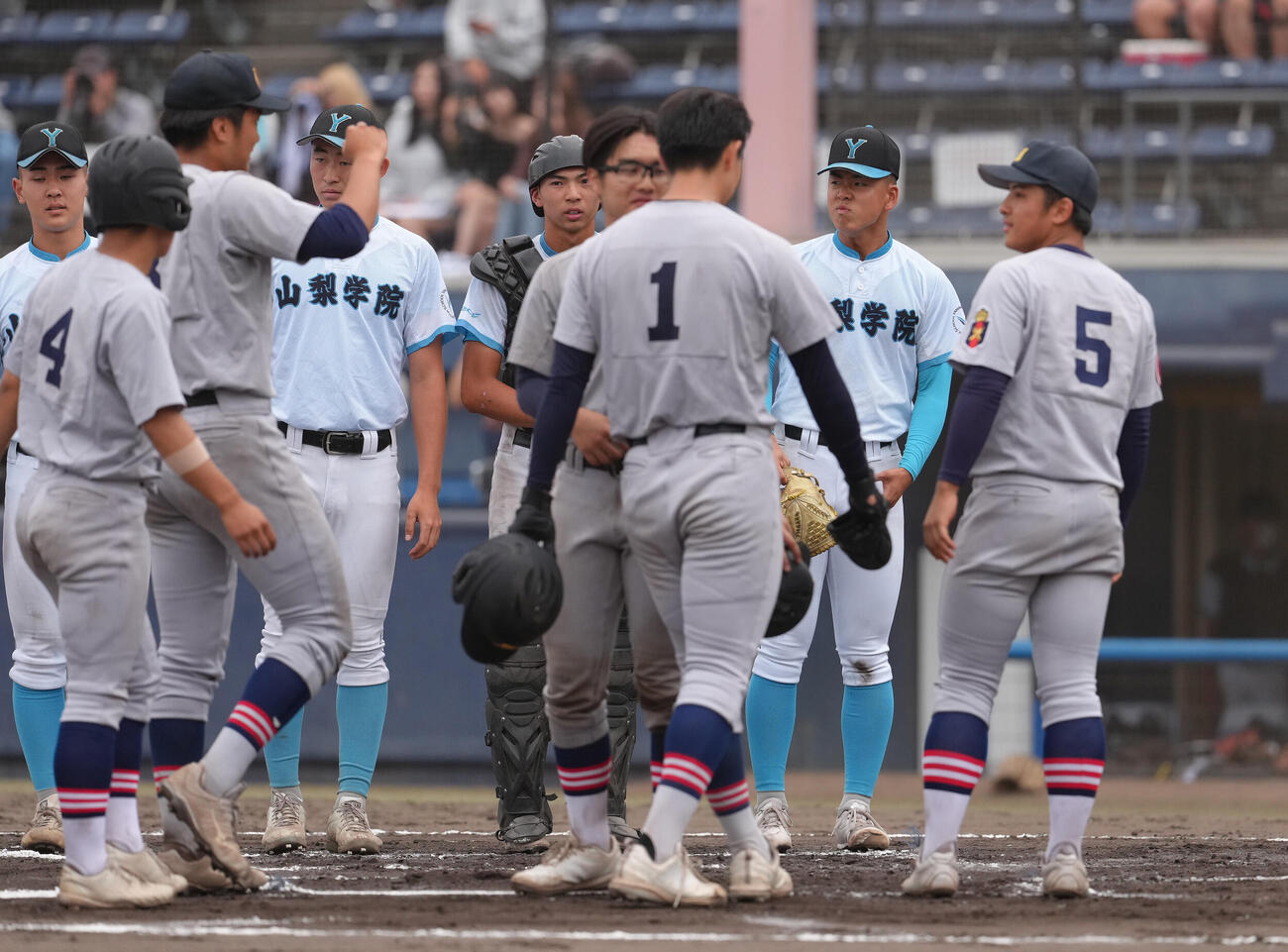 山梨学院対慶応　タイブレークで敗れがっくりとする山梨学院・渡部瑛太（右から2人目）（撮影・足立雅史）
