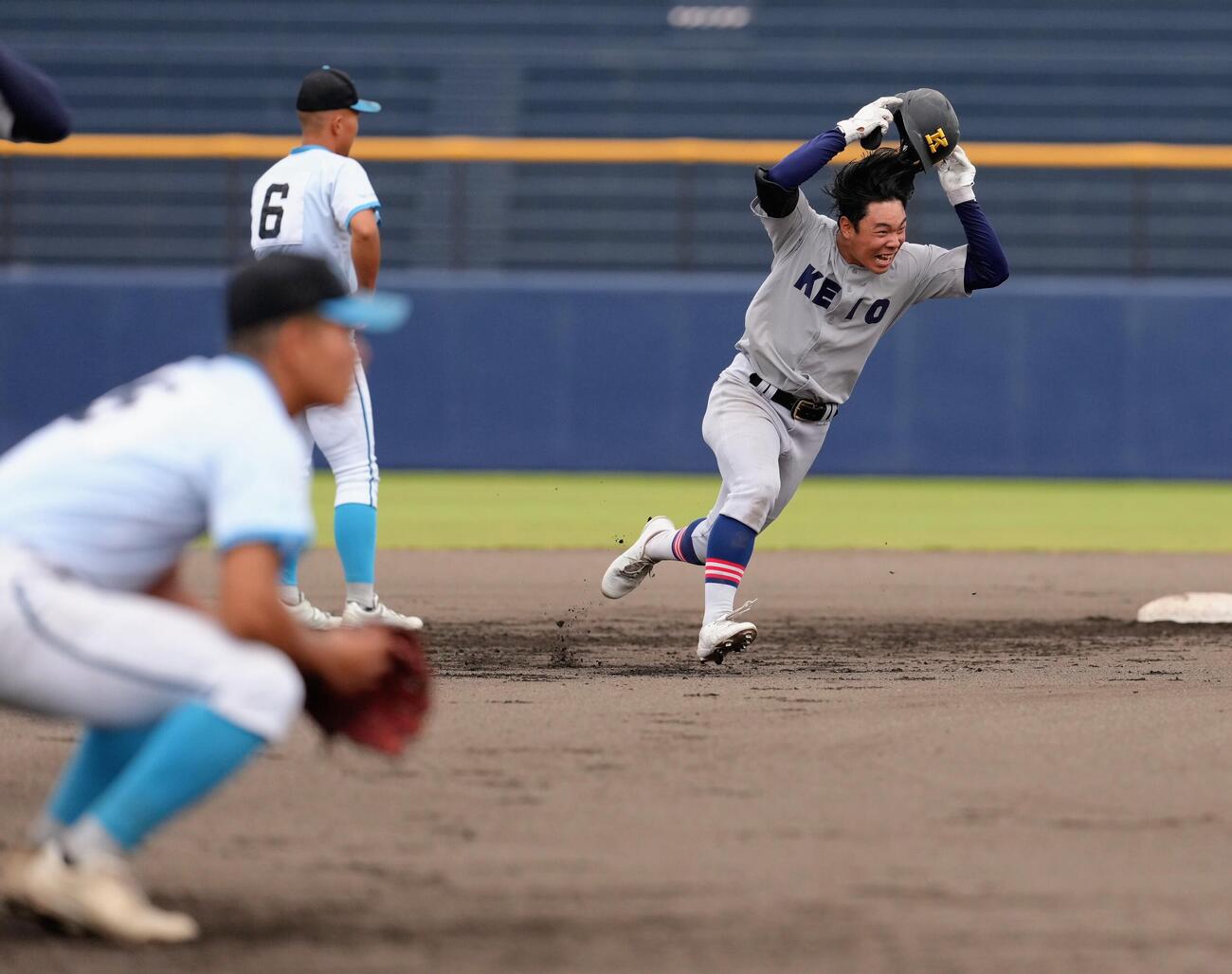 山梨学院対慶応　タイブレークの10回裏慶応1死一、二塁、矢口翔大はサヨナラ適時打を放ち喜びを爆発させる（撮影・足立雅史）