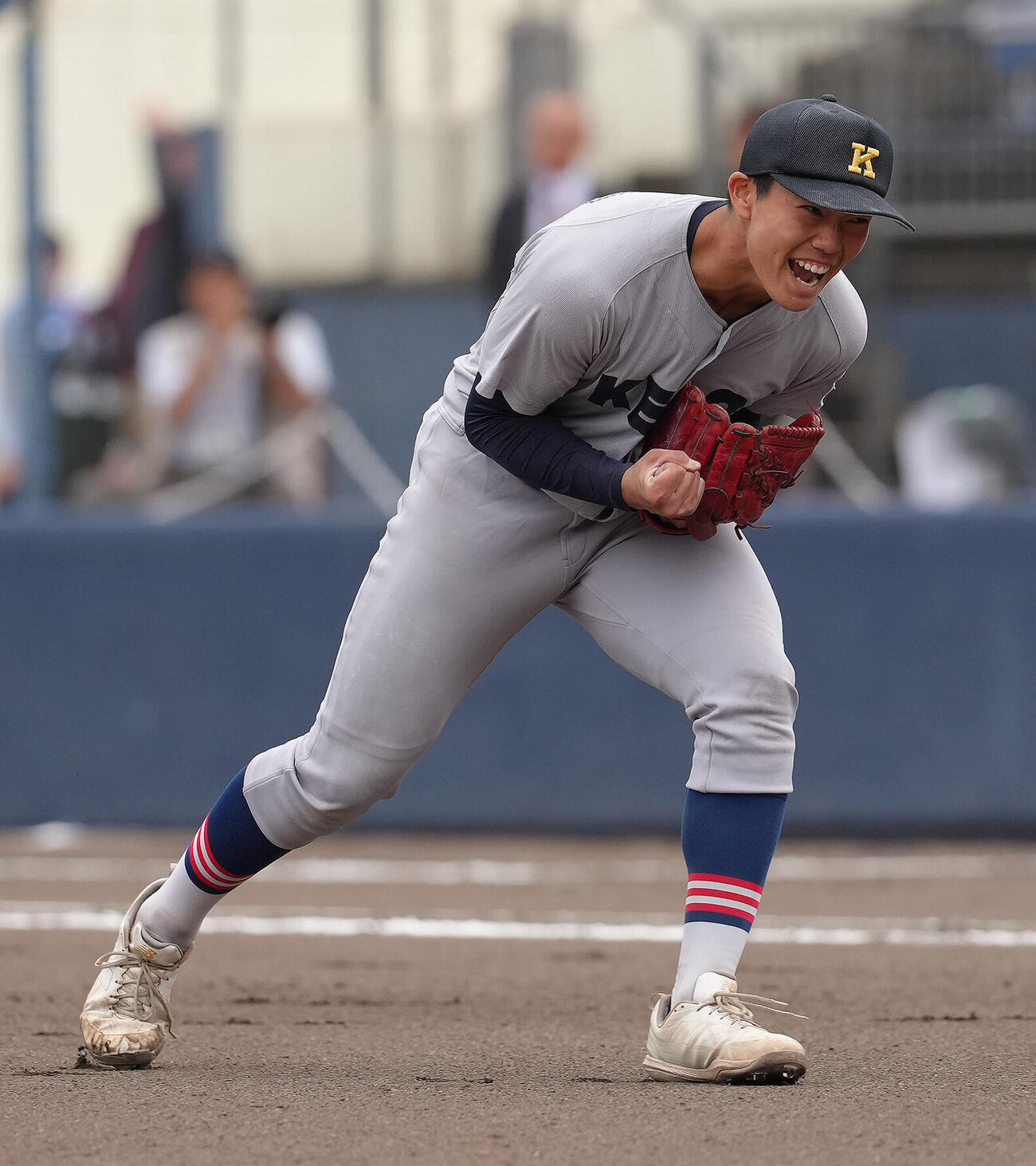 山梨学院対慶応　タイブレークの10回表山梨学院1死満塁、代打藤田壮弥を三併殺打に仕留めガッツポーズする湯本琢心（撮影・足立雅史）