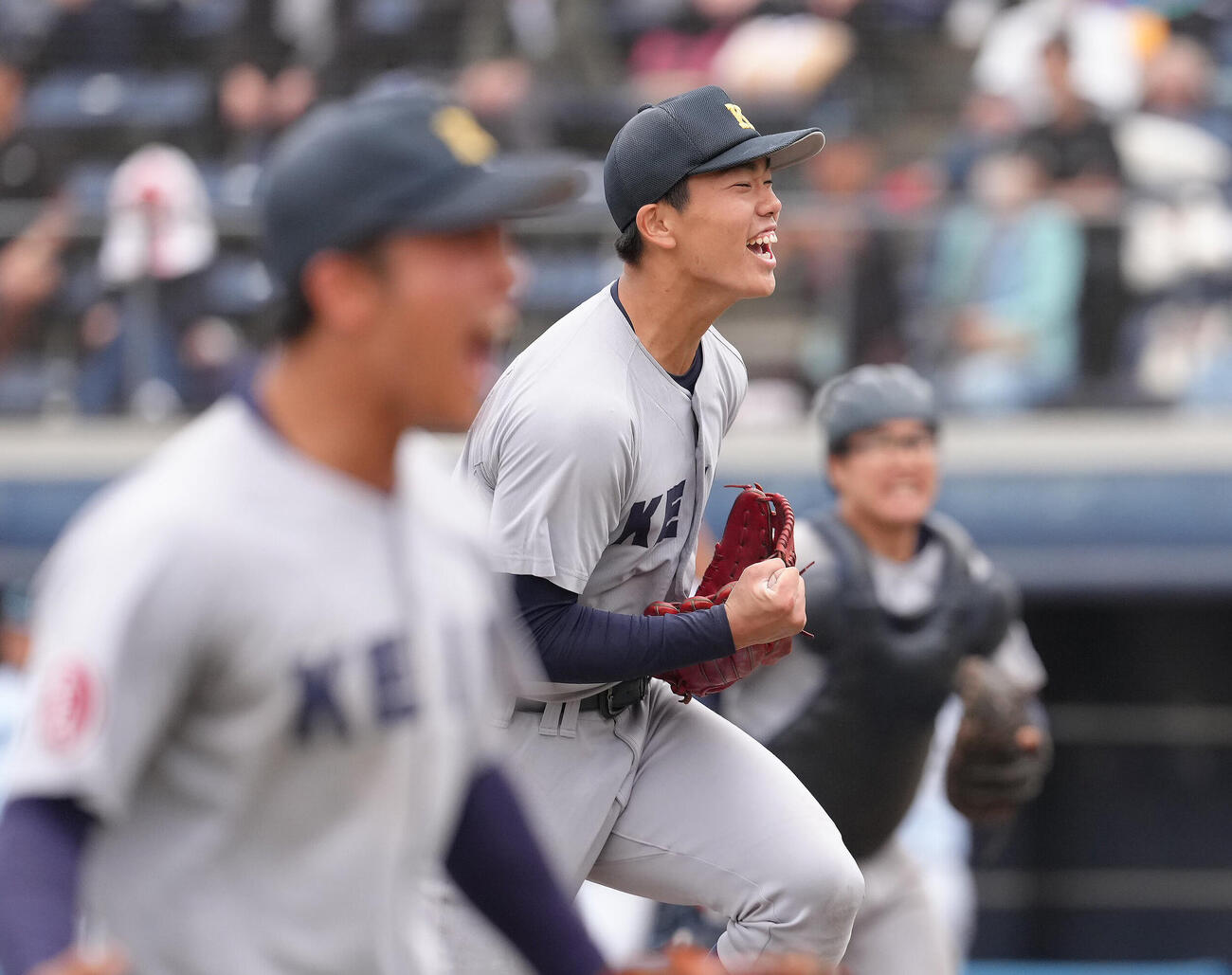 山梨学院対慶応　タイブレークの10回表山梨学院1死満塁、代打藤田壮弥を三併殺打に仕留め笑顔を見せる湯本琢心（中央）（撮影・足立雅史）