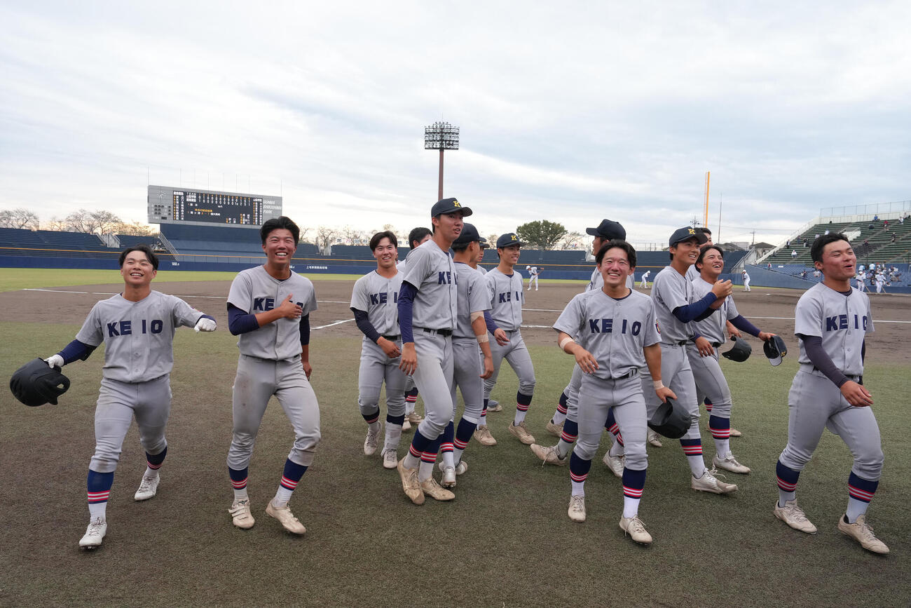 山梨学院対慶応　ベスト4進出を決め笑顔を見せる慶応の選手ら（撮影・足立雅史）