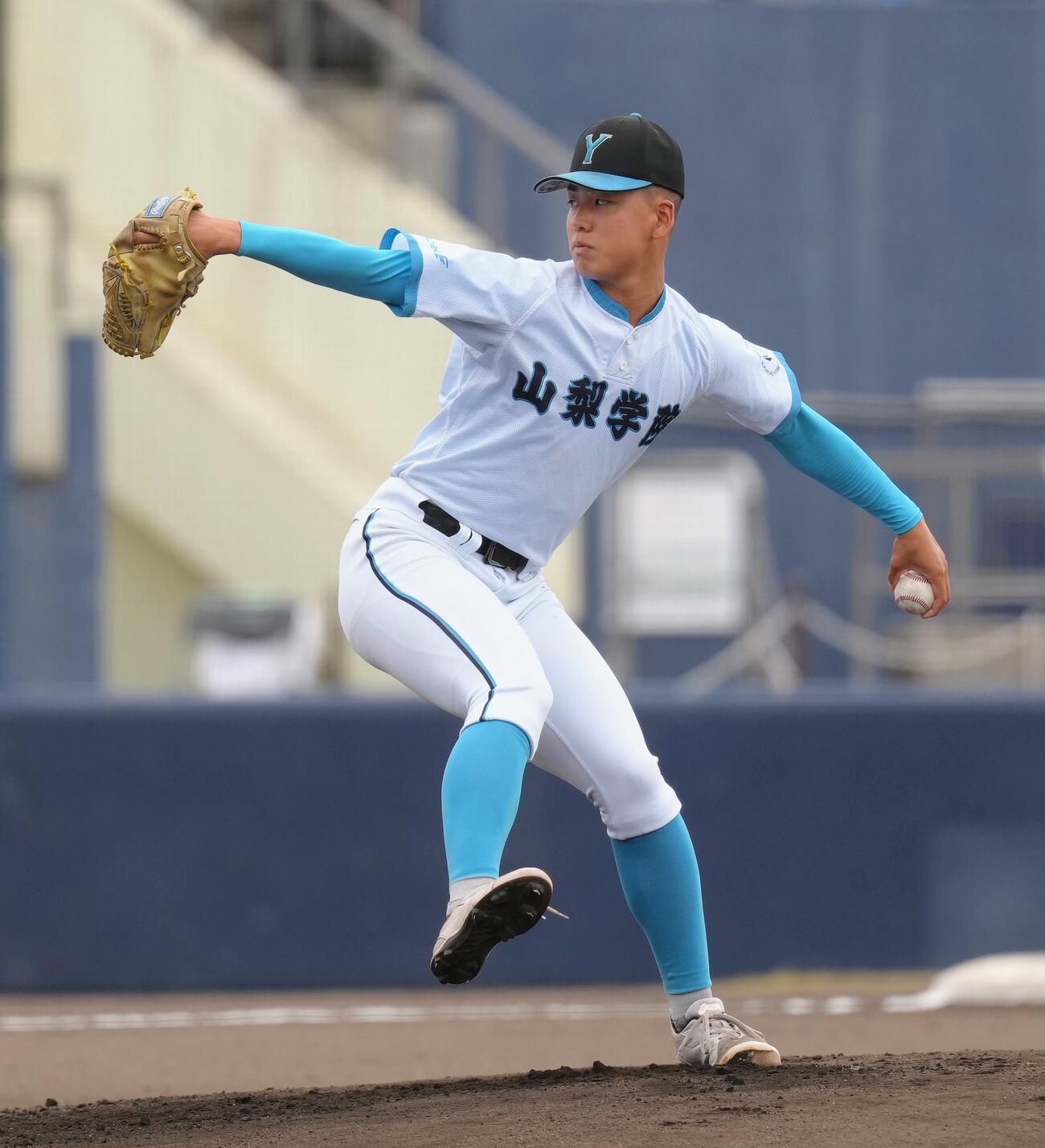 山梨学院対慶応　山梨学院先発の渡部瑛太（撮影・足立雅史）