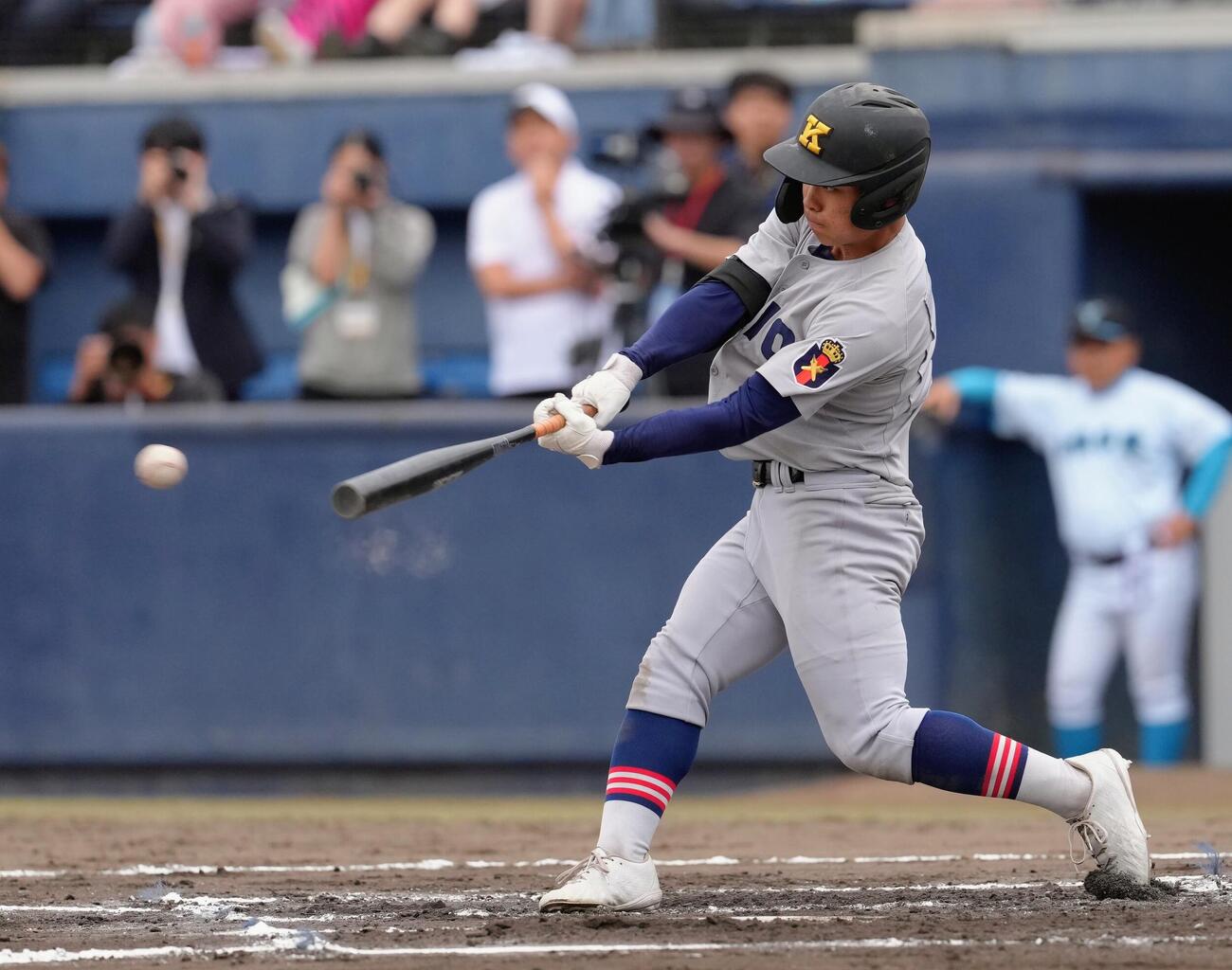 山梨学院対慶応　タイブレークの10回裏慶応1死一、二塁、矢口翔大はサヨナラ適時打を放つ（撮影・足立雅史）
