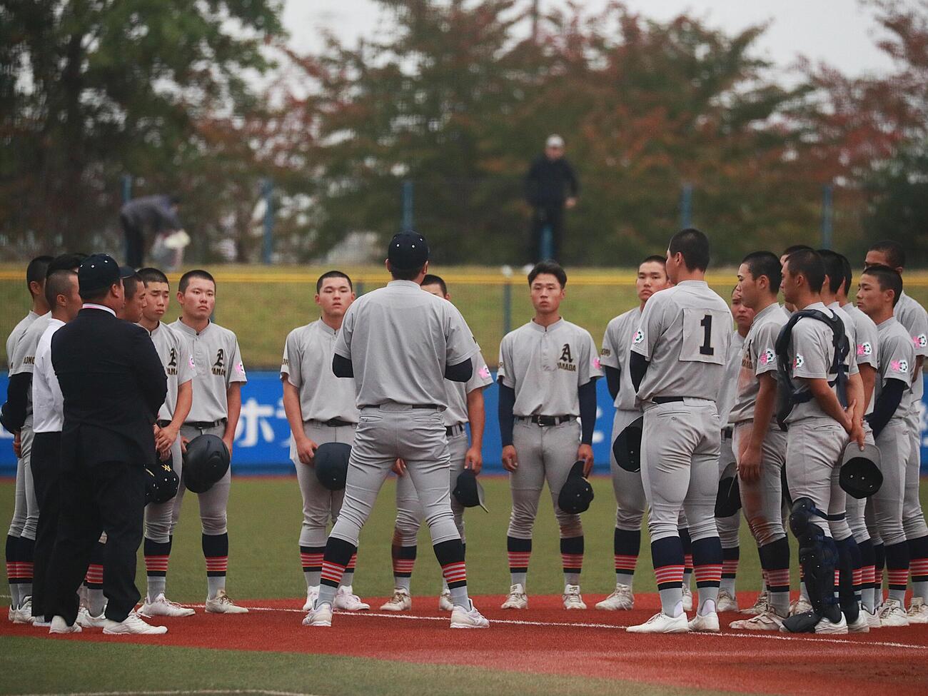 仙台育英対青森山田　敗戦後、中條純監督の言葉に耳をかたむける青森山田ナイン（撮影・高橋香奈）