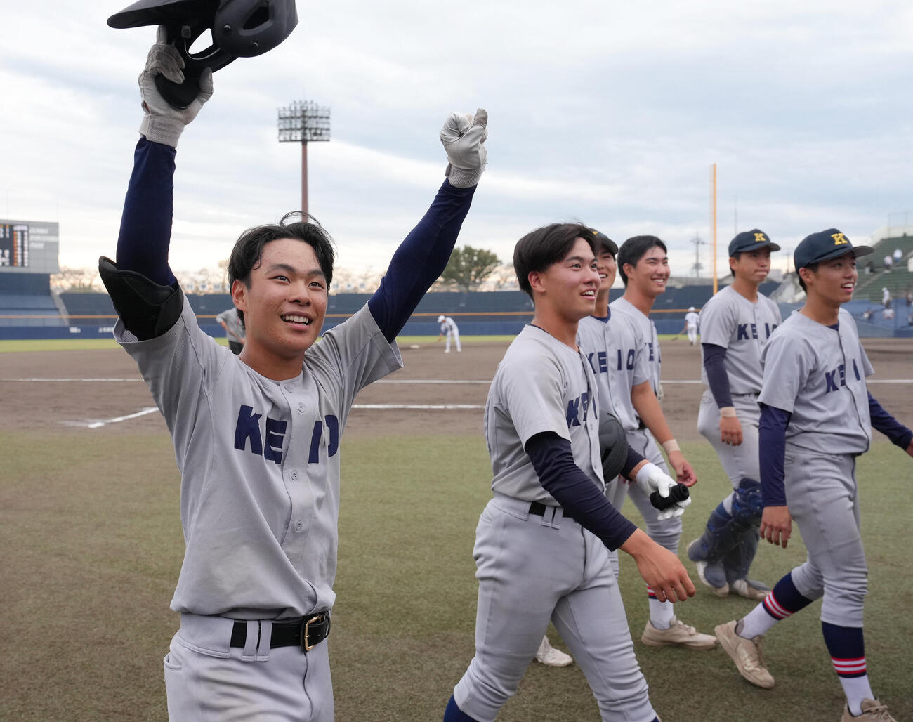 山梨学院対慶応　スタンドの声援に笑顔で応えるサヨナラ打の慶応・矢口翔大（左端）（撮影・足立雅史）