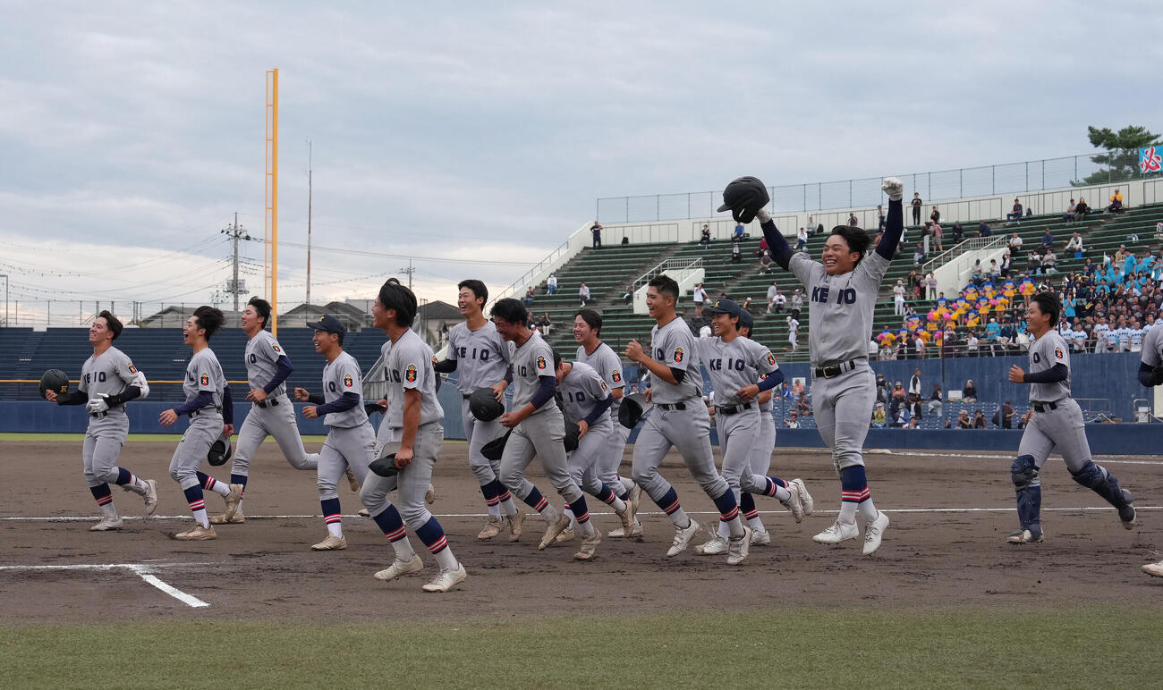 山梨学院対慶応　ベスト4進出を決め笑顔でスタンドに駆け出す慶応の選手たち（撮影・足立雅史）