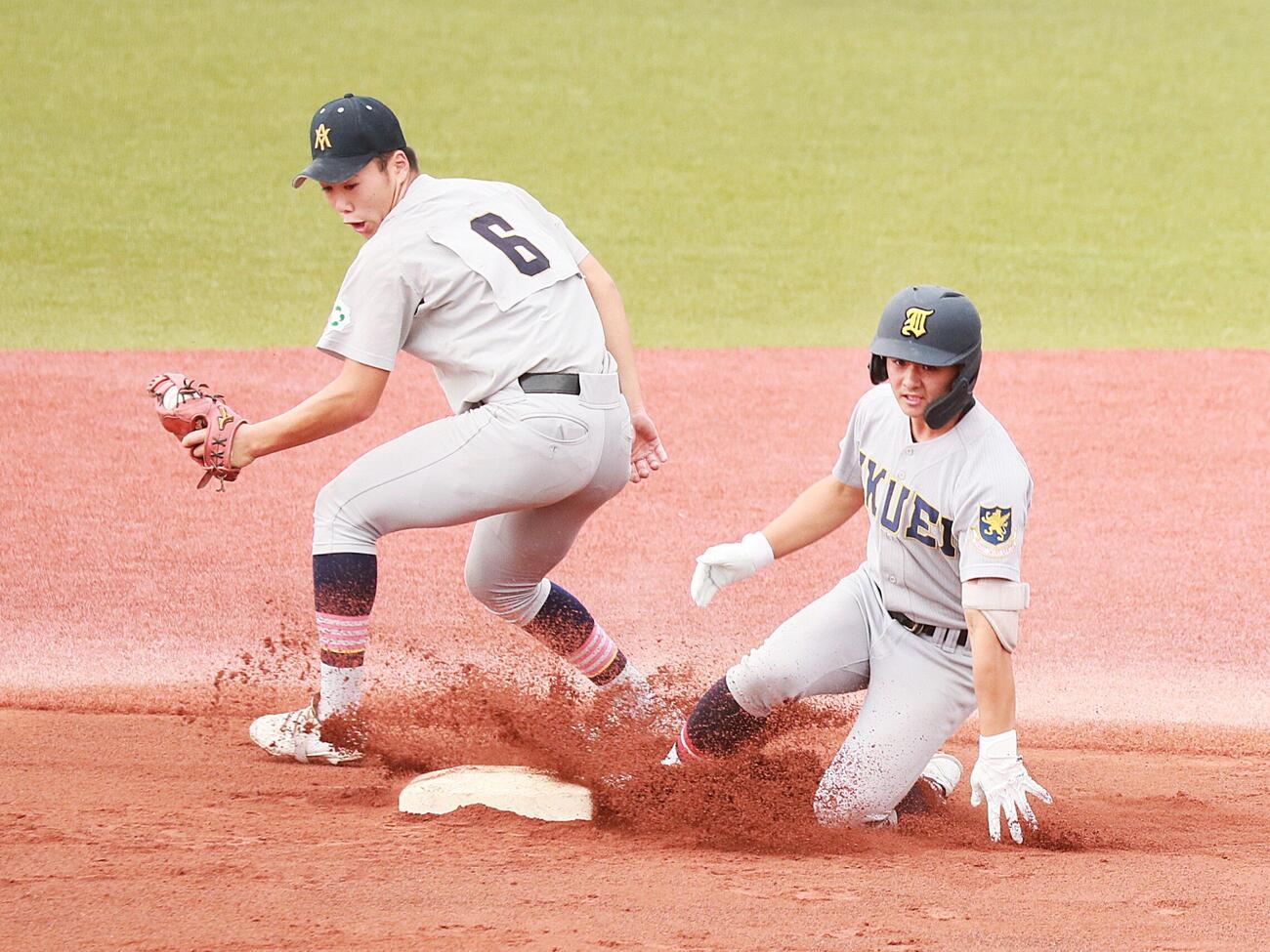 仙台育英対青森山田　1回2死二塁、中前打を放ち二塁に到達する仙台育英・砂涼人内野手（右）と青森山田・稲見抱夢内野手（撮影・高橋香奈）