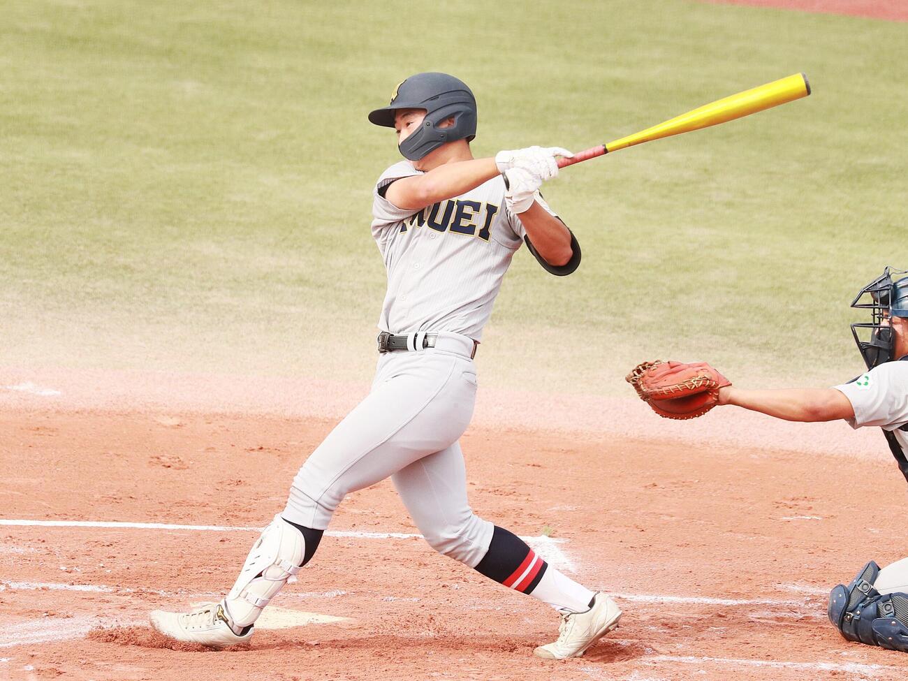 仙台育英対青森山田　1回2死二塁、左前適時打を放つ仙台育英・有本豪琉内野手（撮影・高橋香奈）