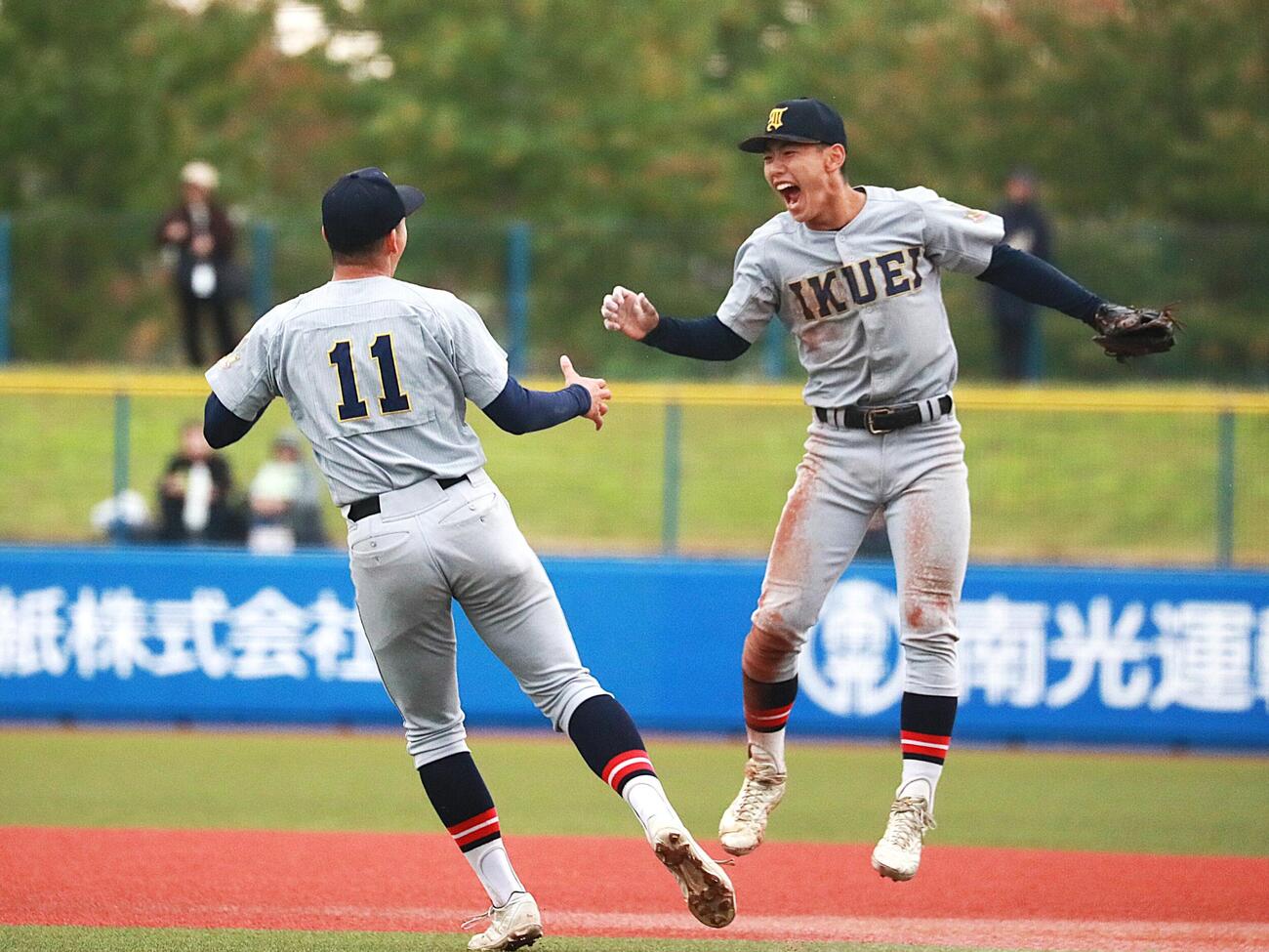 仙台育英対青森山田　ラストバッターを抑え喜びを爆発させる斎藤駿多主将（右）と加藤稜翔投手（撮影・高橋香奈）