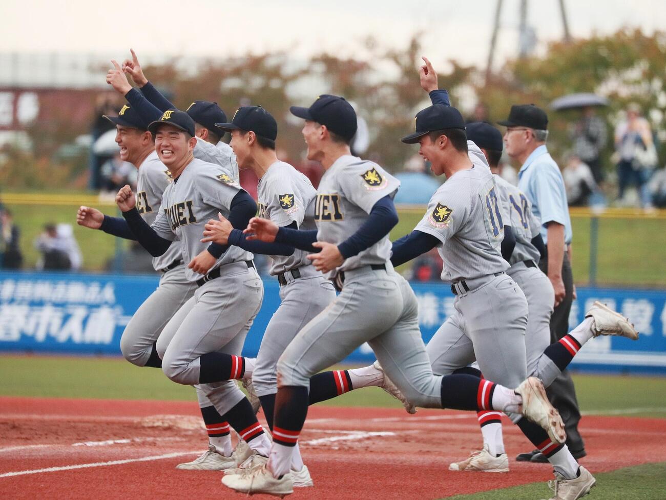 仙台育英対青森山田　優勝を決めベンチからかけだす仙台育英ナイン（撮影・高橋香奈）
