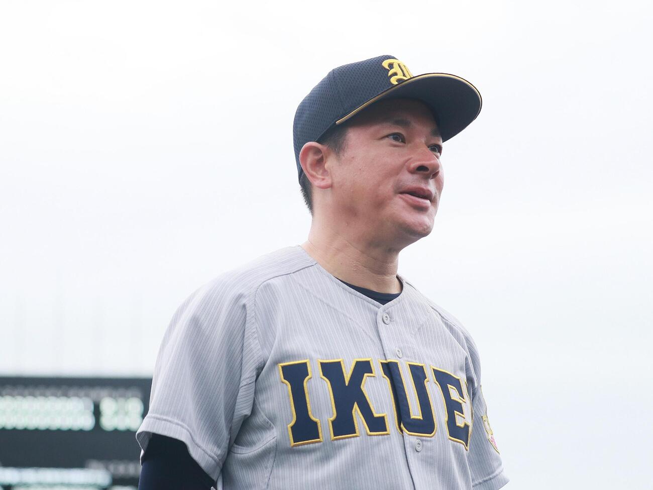 仙台育英対青森山田　優勝後、報道陣の取材に対応する仙台育英・須江航監督（撮影・高橋香奈）