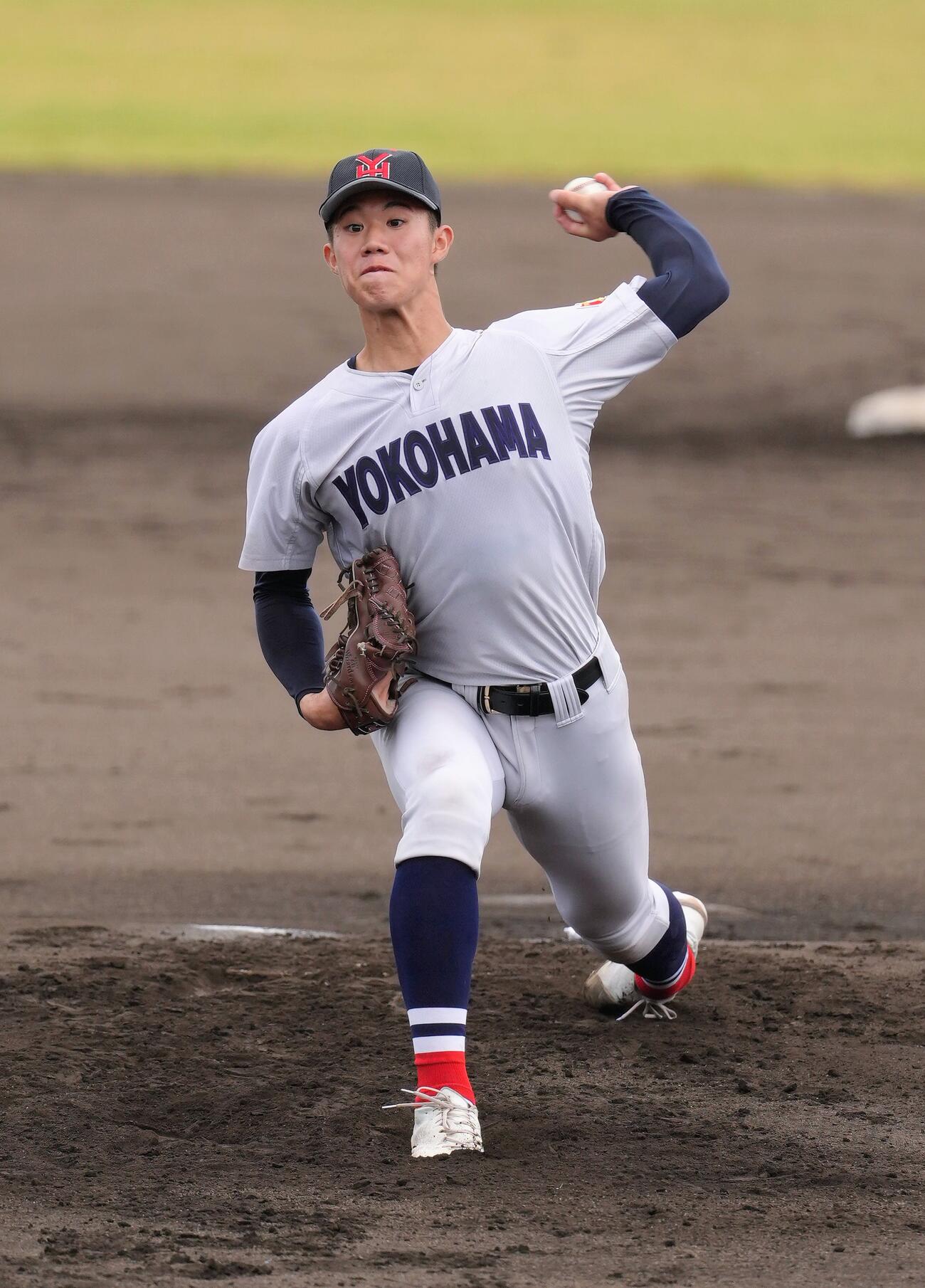 横浜対樹徳　横浜先発の小林鉄三郎（撮影・足立雅史）