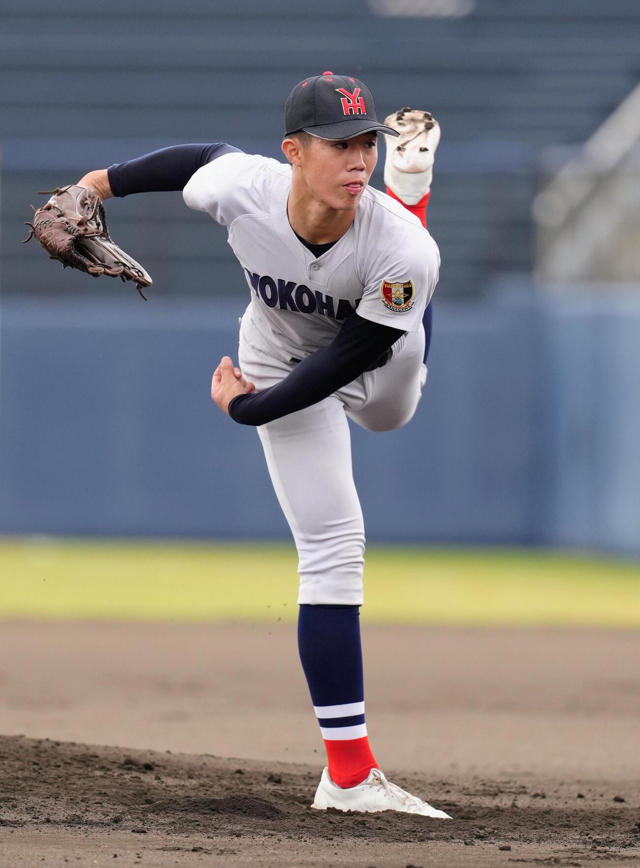 横浜対樹徳　横浜先発の小林鉄三郎（撮影・足立雅史）