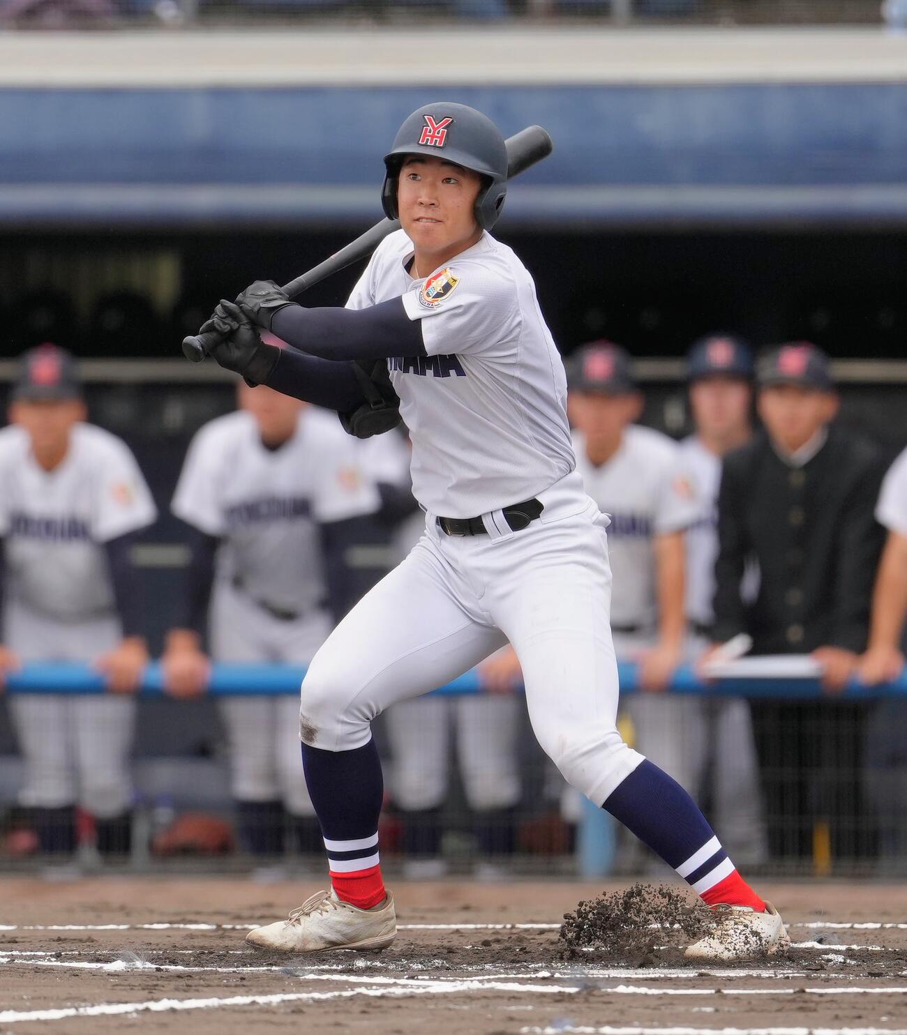 横浜対樹徳　1回表横浜無死二、三塁、田島陽翔は先制2点適時二塁打を放つ（撮影・足立雅史）
