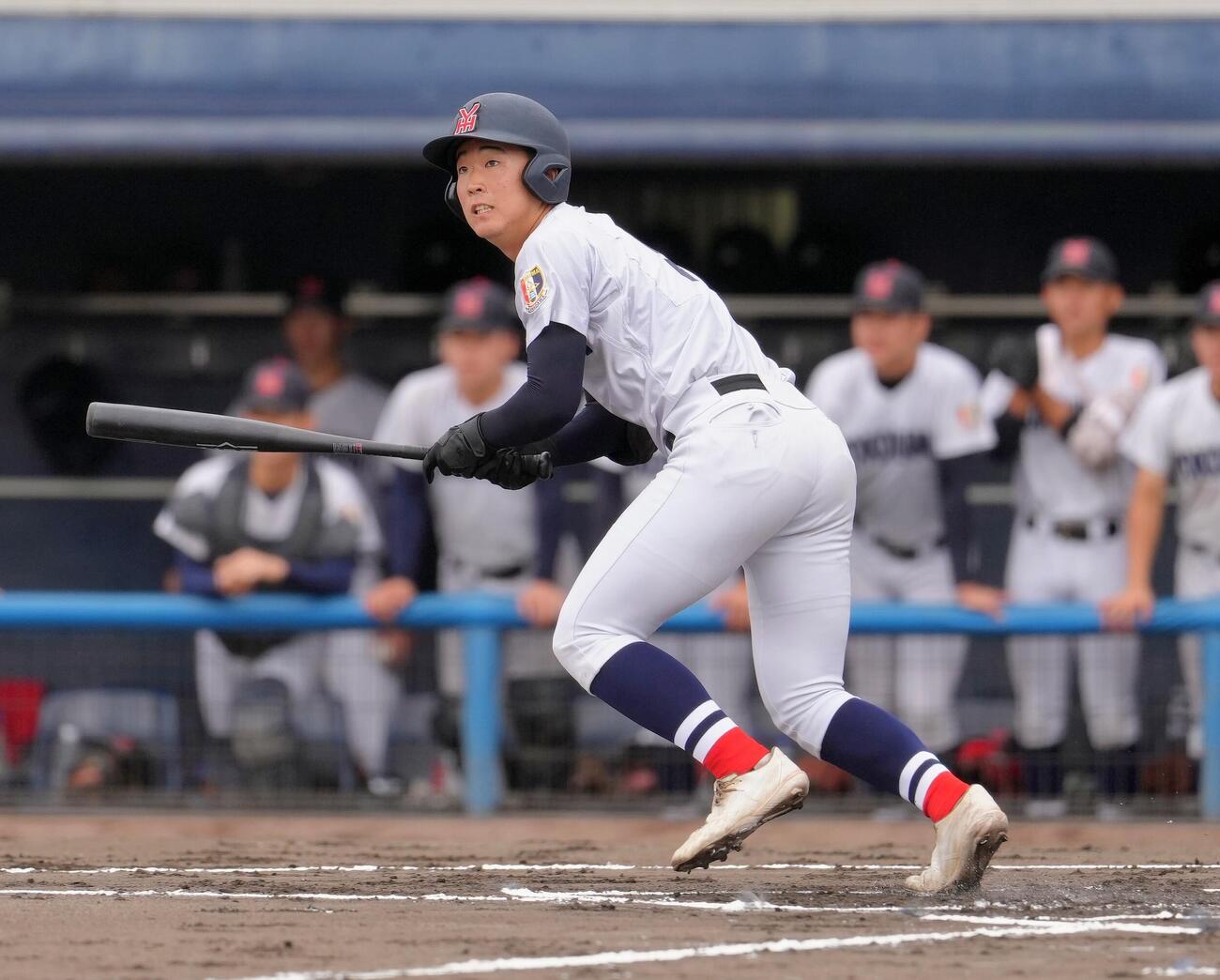 横浜対樹徳　1回表横浜無死二、三塁、田島陽翔は先制2点適時二塁打を放つ（撮影・足立雅史）