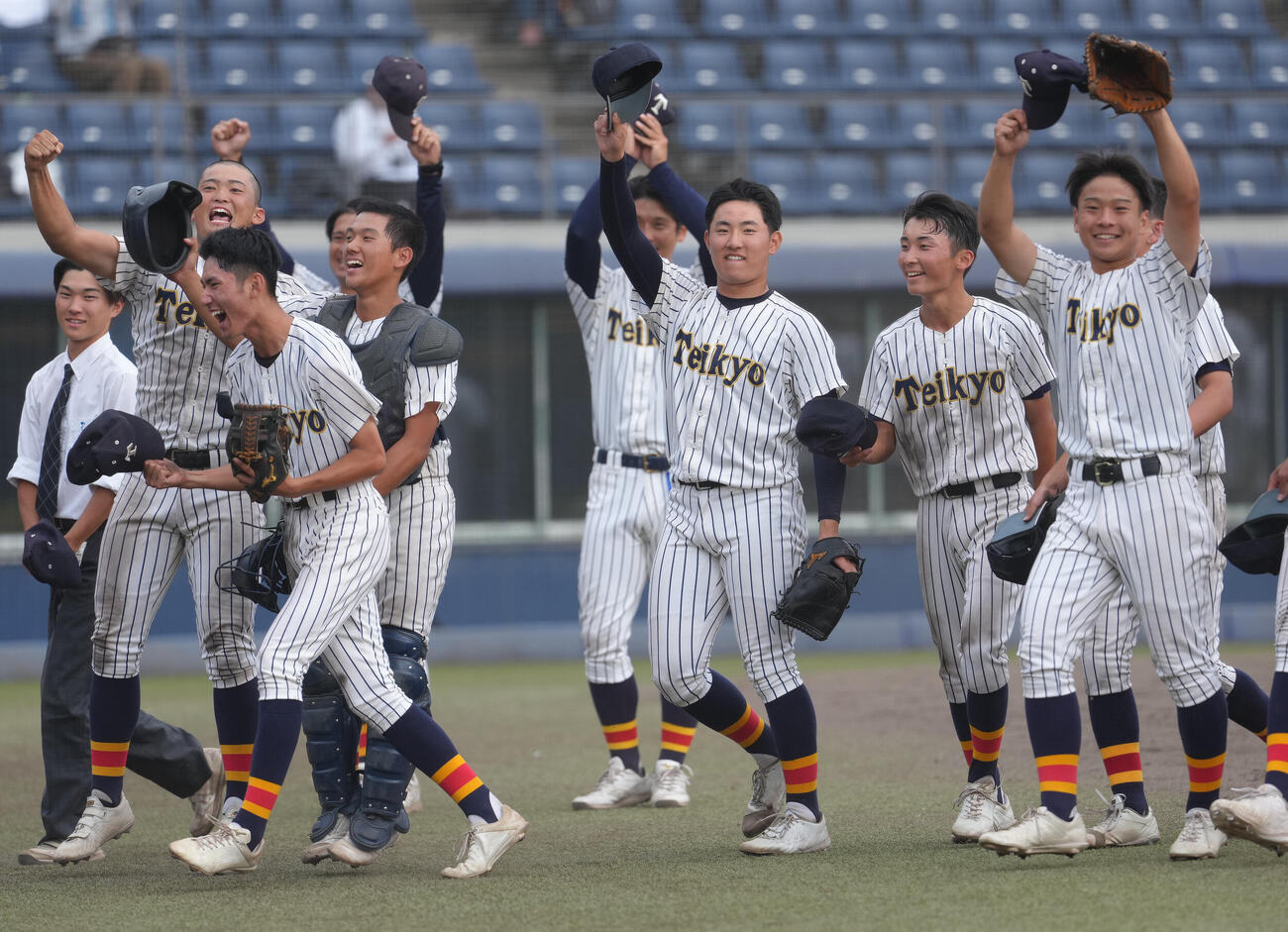帝京三対水城　完投勝利でベスト4進出を決め、スタンドに笑顔で応える帝京三・本間湧大（右から3人目）ら（撮影・足立雅史）