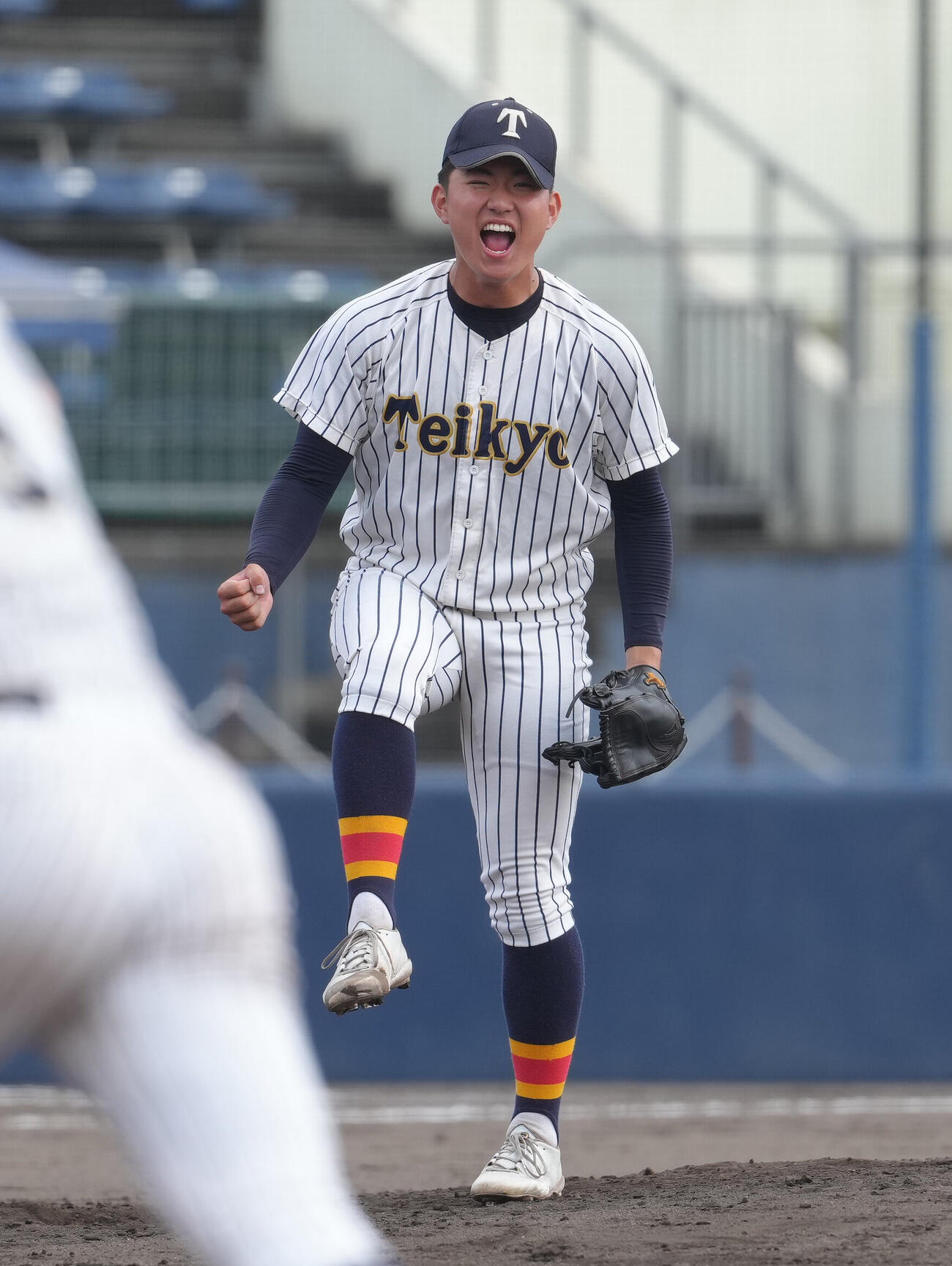 帝京三対水城　完投勝利でベスト4進出を決めガッツポーズする帝京三・本間湧大（撮影・足立雅史）