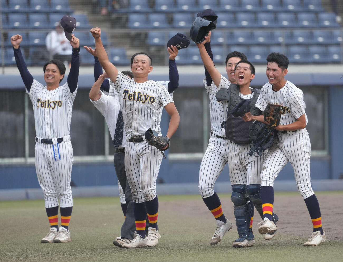 帝京三対水城　ベスト4進出を決め、スタンドにガッツポーズする帝京三・大町健琉（左から2人目）ら（撮影・足立雅史）
