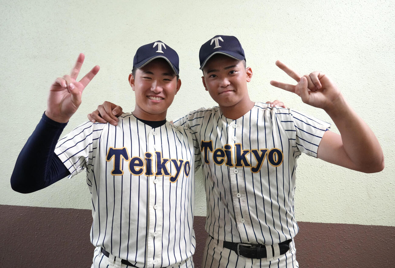帝京三対水城　ベスト4進出を決め、笑顔でピースする帝京三の本間湧大（左）と大町健琉（撮影・足立雅史）