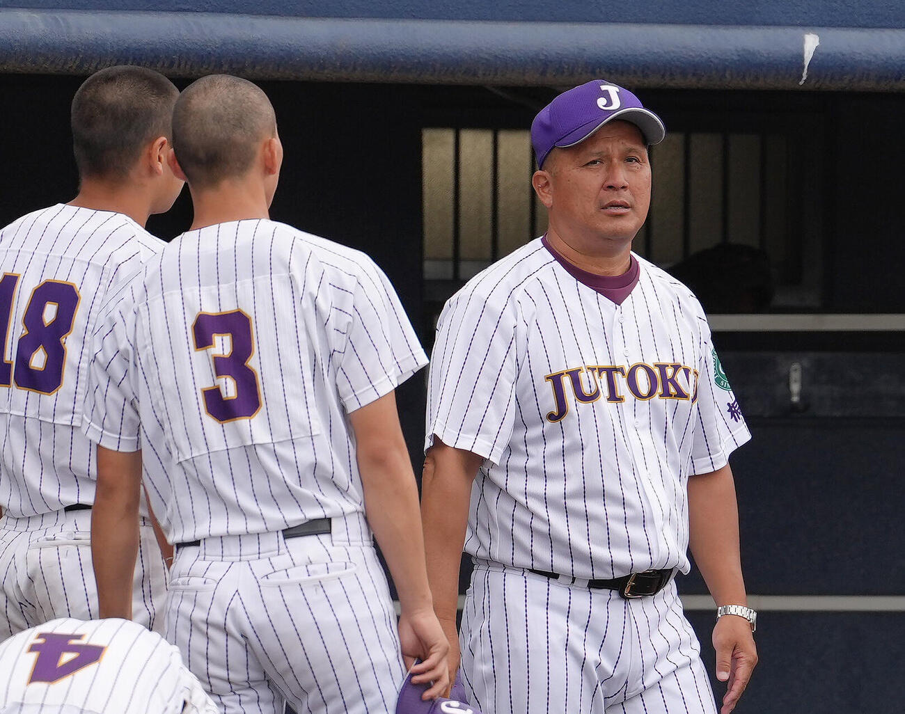 横浜対樹徳　試合中、選手に声をかける樹徳・井達誠監督（撮影・足立雅史）