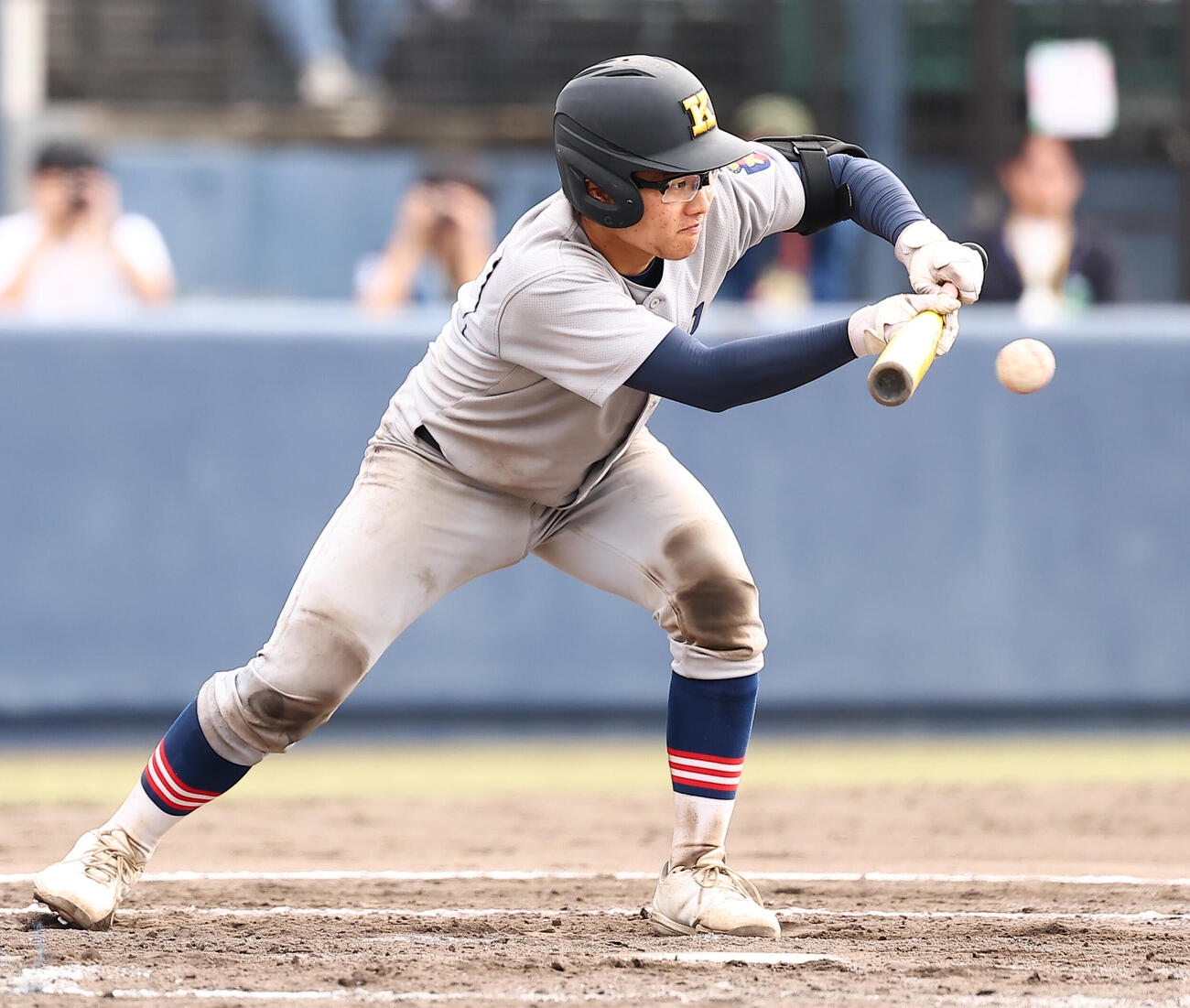 慶応対健大高崎　7回表慶応1死三塁、スクイズを決める延末遵大（撮影・野上伸悟）