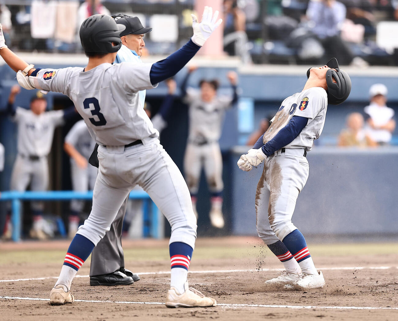 慶応対健大高崎　7回表慶応2死二塁、適時打を放った矢口翔大は、敵失の間に一気に生還し喜ぶ（撮影・野上伸悟）