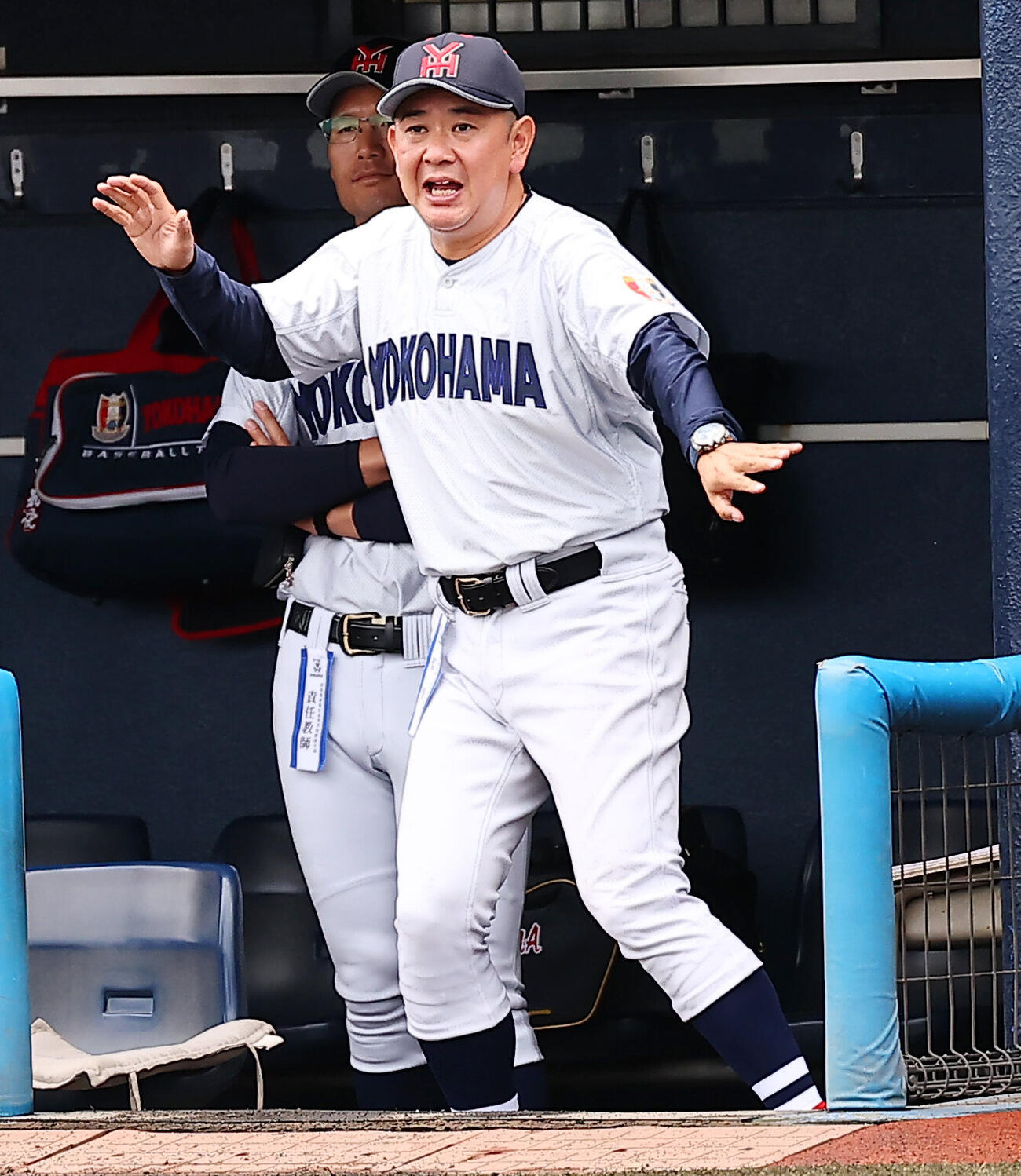 帝京三対横浜　指示を出す横浜・村田浩明監督（撮影・野上伸悟）