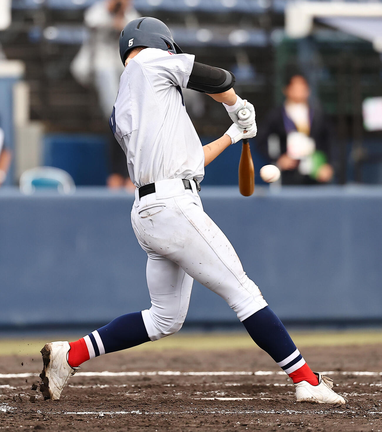 帝京三対横浜　3回裏横浜無死一塁、安打を放つ川上慧（撮影・野上伸悟）