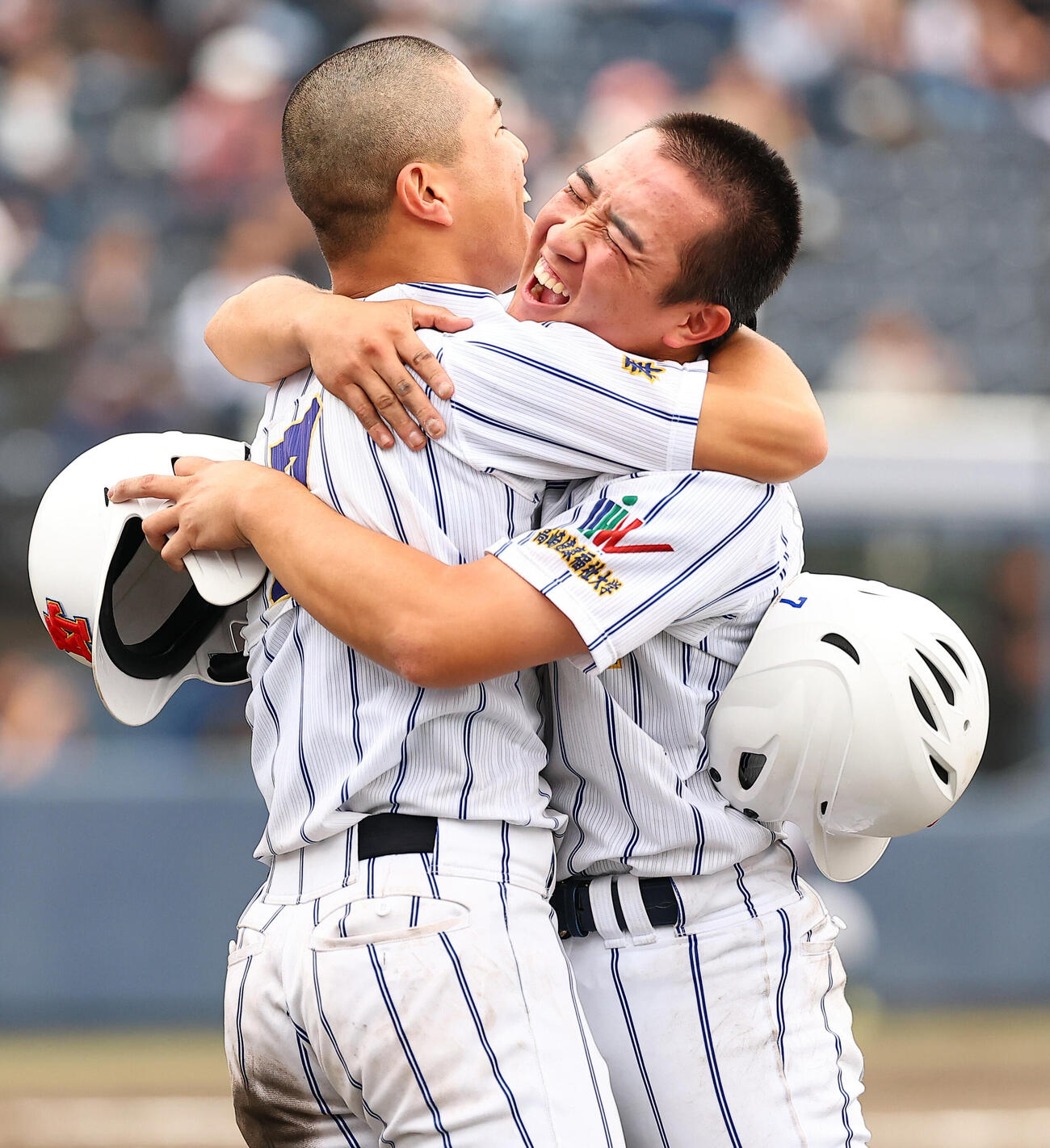 慶応対健大高崎　タイブレークの10回裏健大高崎2死二、三塁、サヨナラ打を放ち、岩井由来（右）と喜ぶ萩原雄大（撮影・野上伸悟）