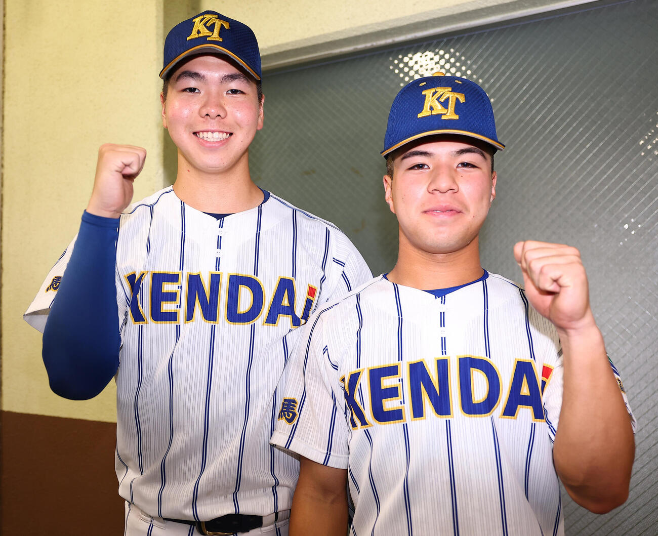 慶応対健大高崎　完投勝利の健大高崎・石垣聡志（左）とサヨナラ安打の萩原雄大は、笑顔でガッツポーズ（撮影・野上伸悟）