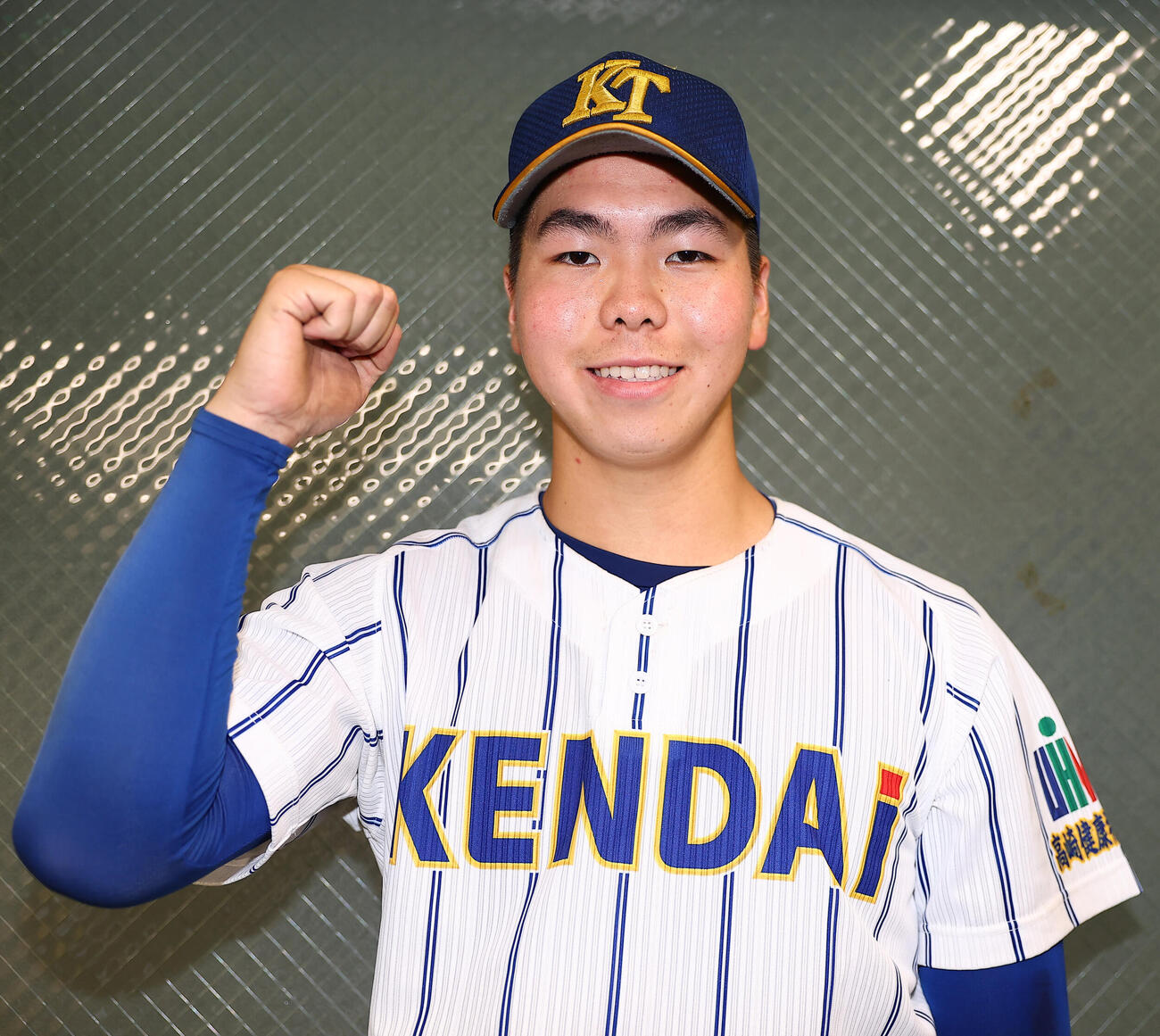 慶応対健大高崎　完投勝利を挙げ笑顔でガッツポーズの健大高崎・石垣聡志（撮影・野上伸悟）
