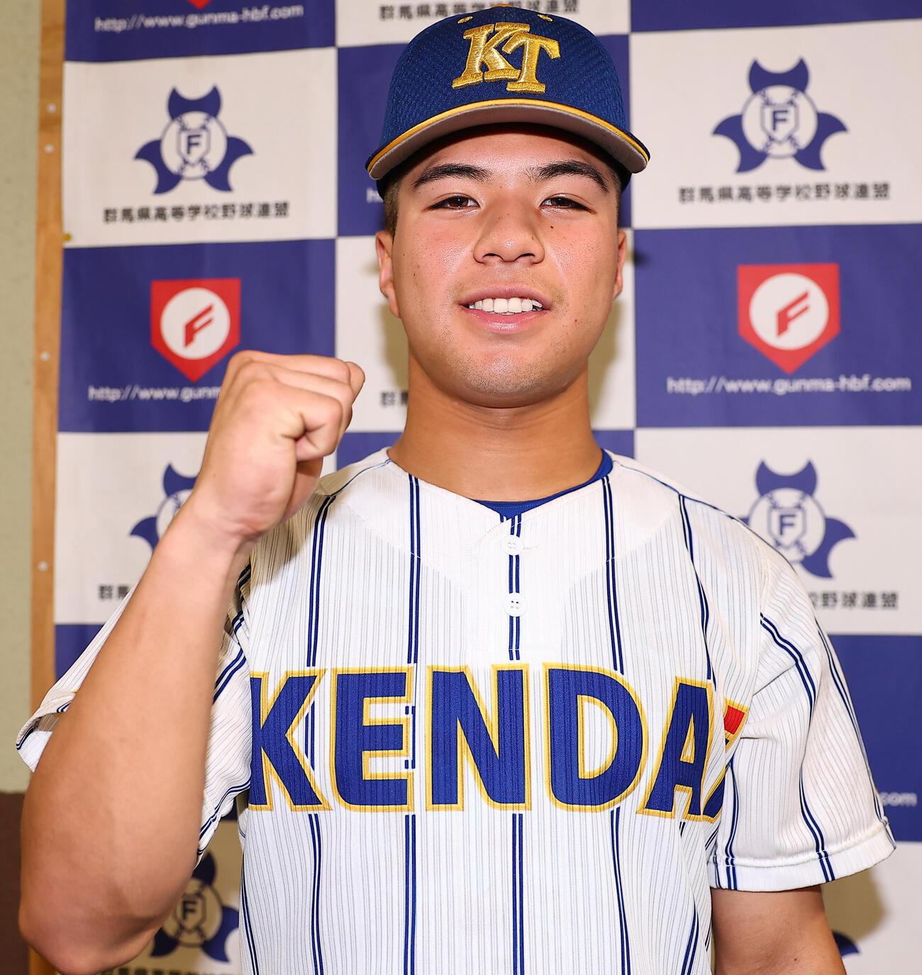 慶応対健大高崎サヨナラ安打の健大高崎・萩原雄大は笑顔でガッツポーズ（撮影・野上伸悟）