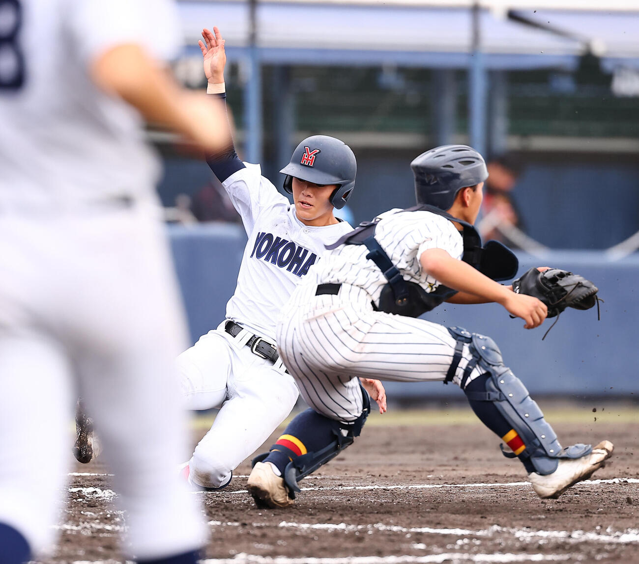 帝京三対横浜　3回裏横浜無死満塁、田島陽翔の先制犠飛で生還する佐俣良成（撮影・野上伸悟）