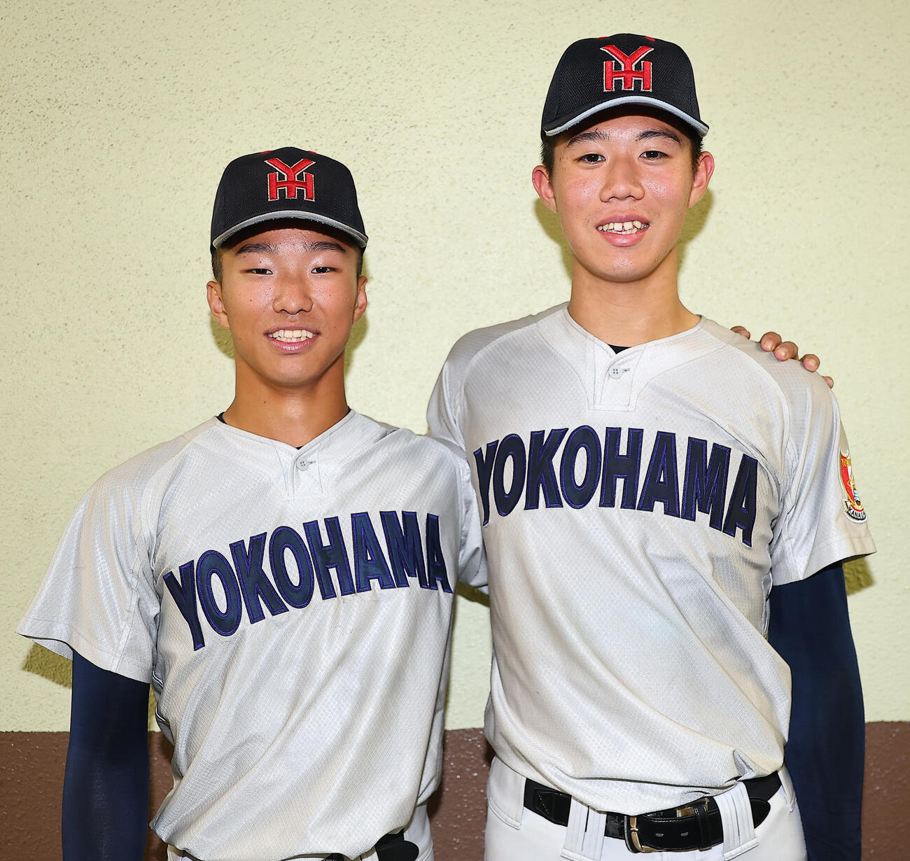 帝京三対横浜　完封リレーで決勝進出を決めた横浜・福井那留（左）と小林鉄三郎（撮影・野上伸悟）