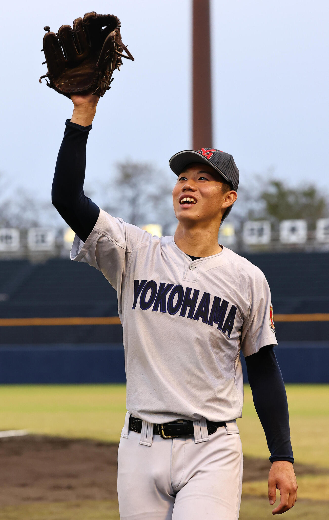 帝京三対横浜　決勝進出を決めた横浜・小林鉄三郎は試合後に笑顔でクールダウン（撮影・野上伸悟）
