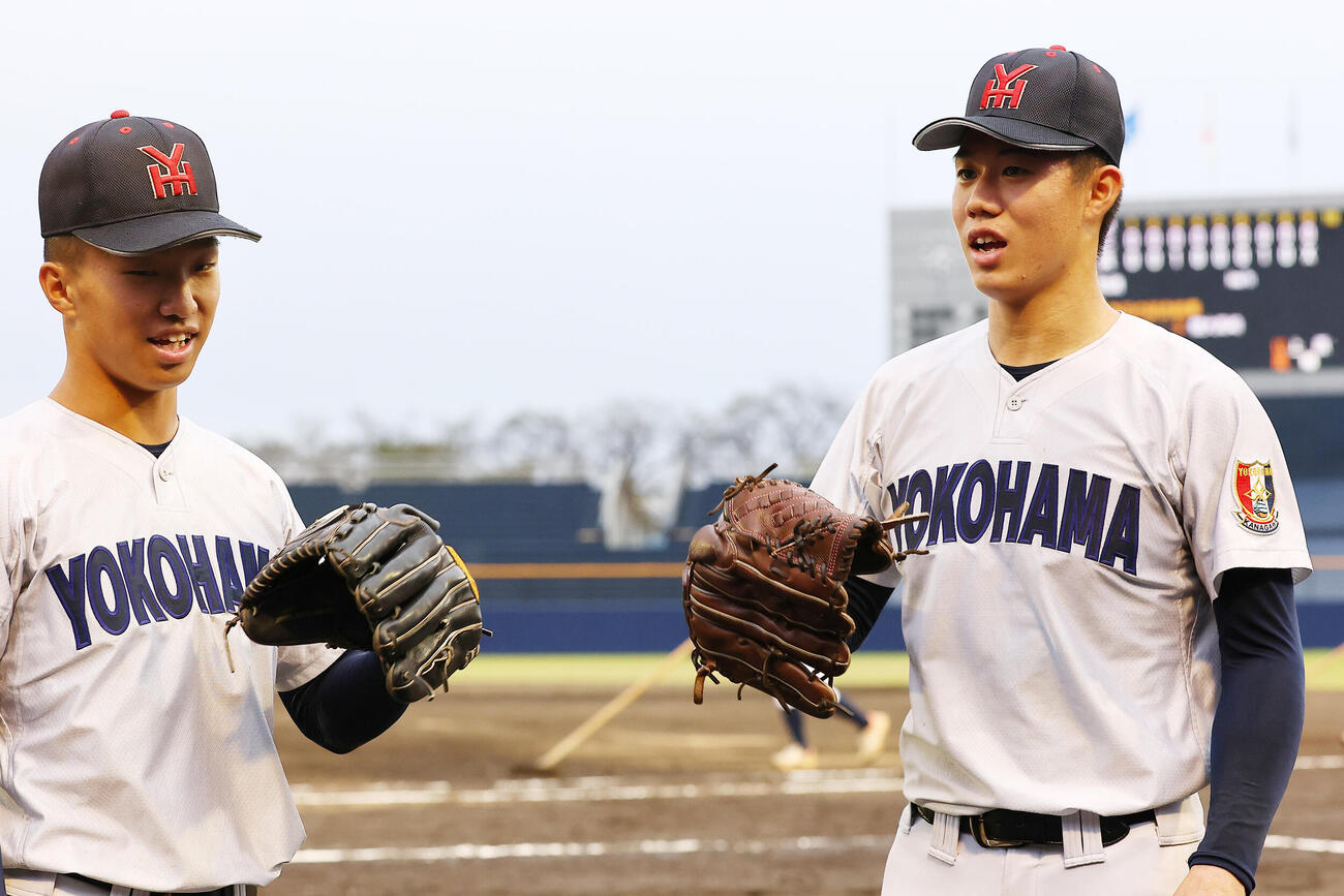 帝京三対横浜　完封リレーで決勝進出を決めた横浜・福井那留（左）と小林鉄三郎は試合後にクールダウンのキャッチボール（撮影・野上伸悟）