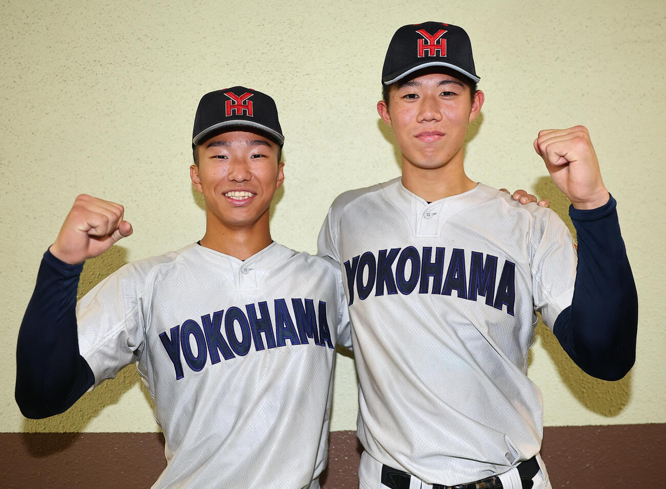 帝京三対横浜　完封リレーで決勝進出を決めた横浜・福井那留（左）と小林鉄三郎（撮影・野上伸悟）