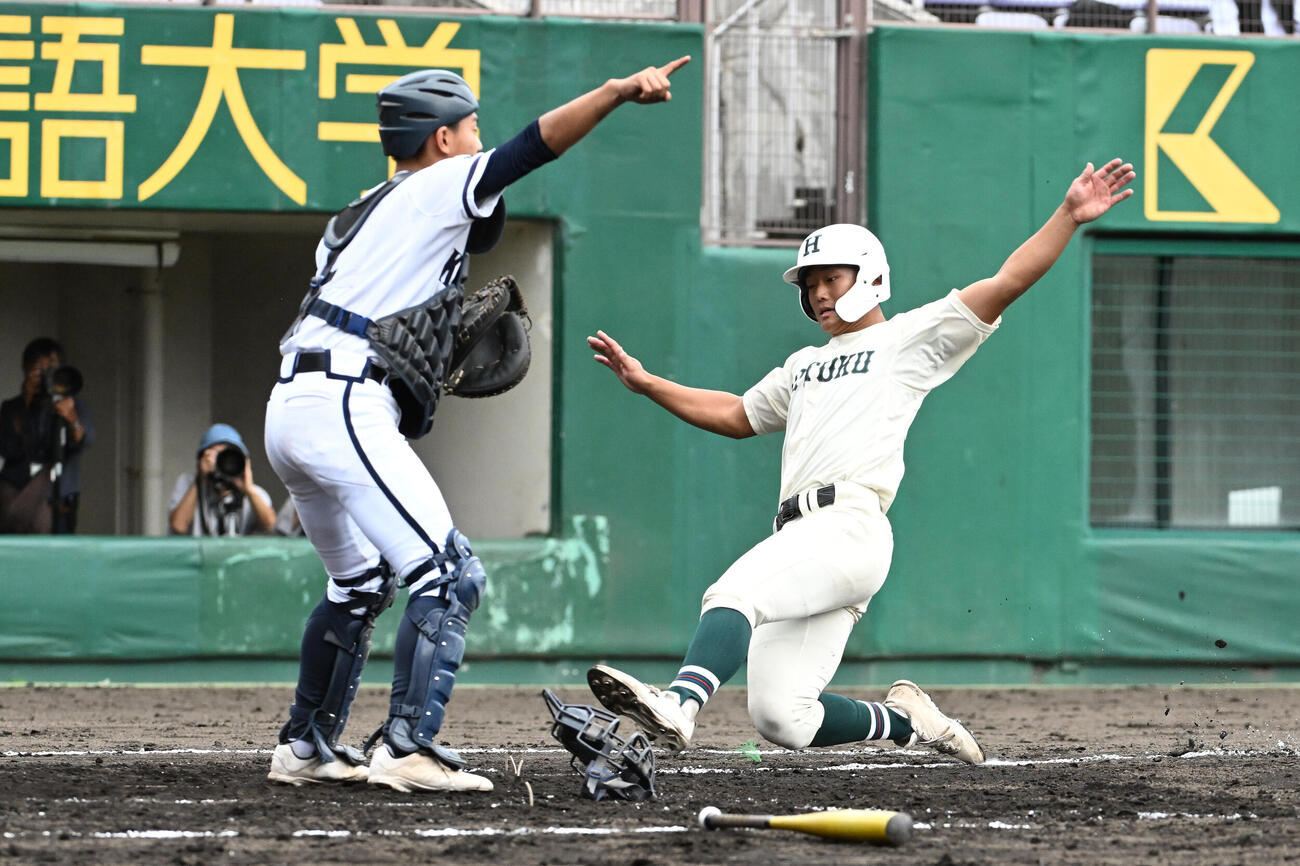 郡山対報徳学園　4回裏報徳学園1死満塁、吉野寛太が生還（撮影・滝沢美穂子）