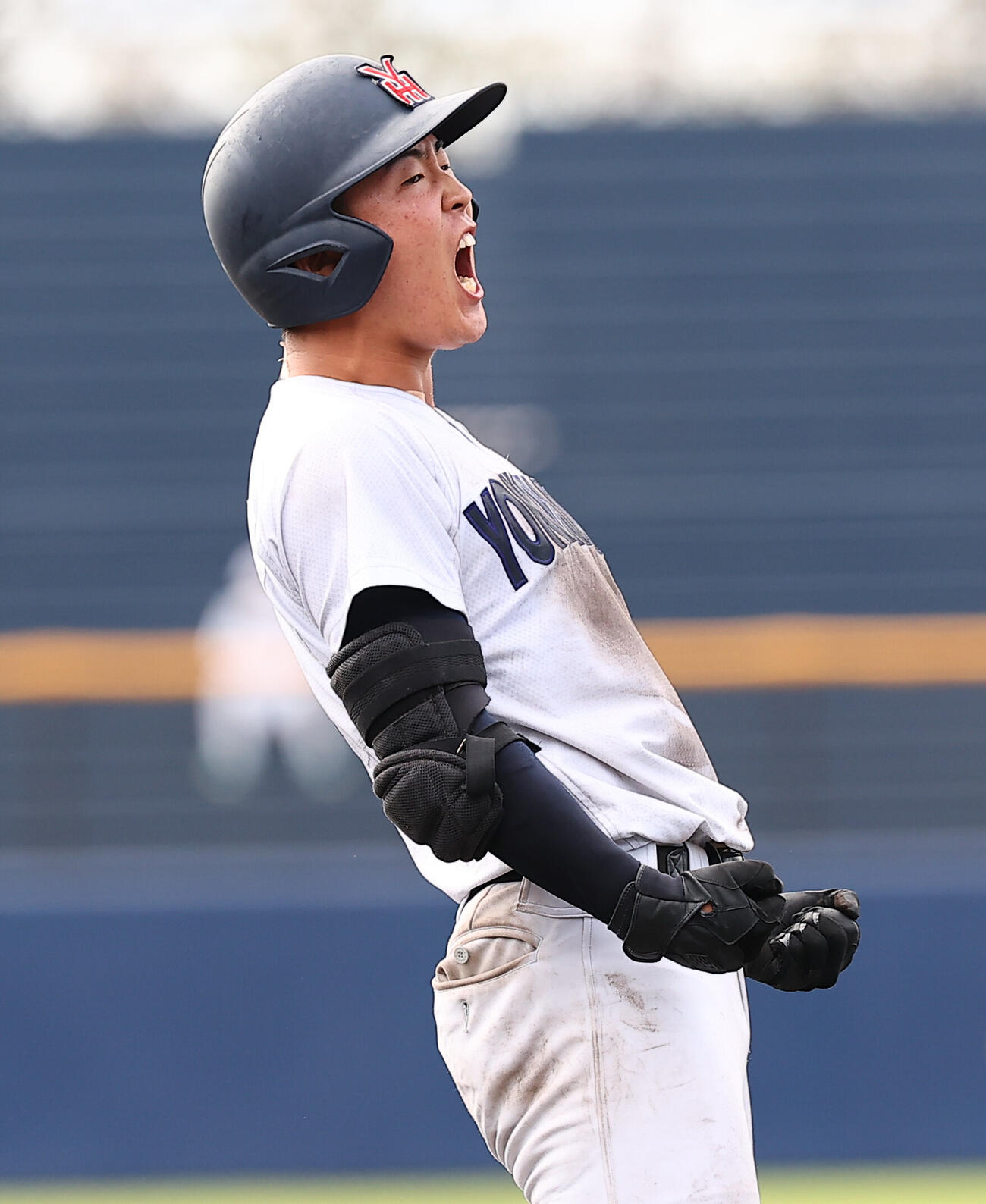健大高崎対横浜　8回裏横浜2死二、三塁、2点適時三塁打を放ち喜ぶ田島陽翔（撮影・野上伸悟）