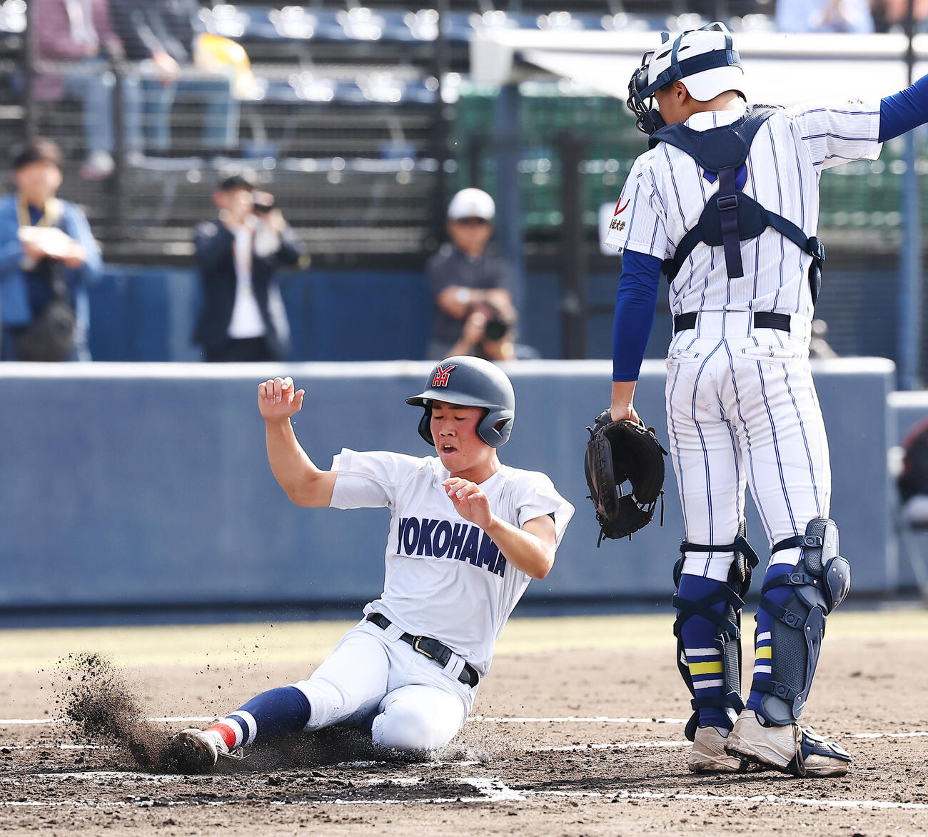 健大高崎対横浜　1回裏横浜無死満塁、阿部龍之介の2点適時打で生還する小林大雅（撮影・野上伸悟）