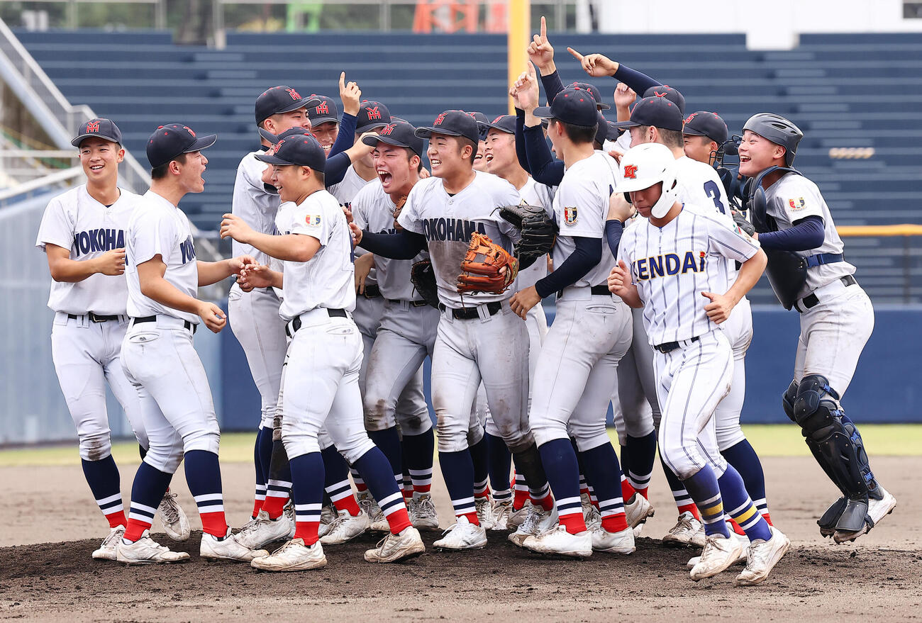 健大高崎対横浜　優勝し喜ぶ横浜の選手たち（撮影・野上伸悟）