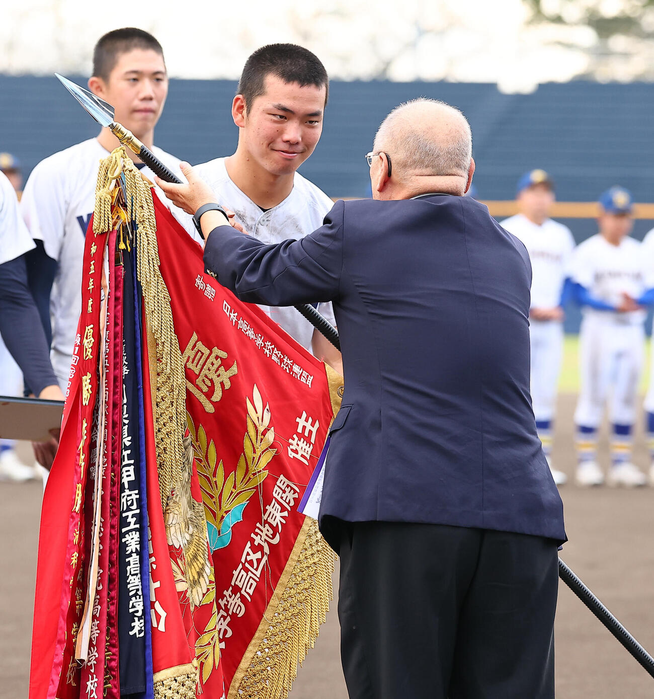 健大高崎対横浜　優勝旗を受けとる横浜・川上慧主将（撮影・野上伸悟）