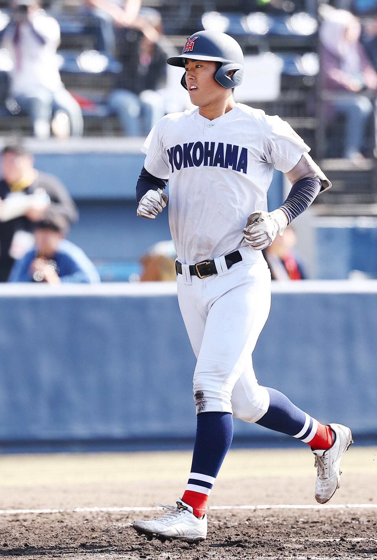 健大高崎対横浜　5回裏横浜2死一、二塁、3点本塁打を放ち喜ぶ脇山魁音（撮影・野上伸悟）