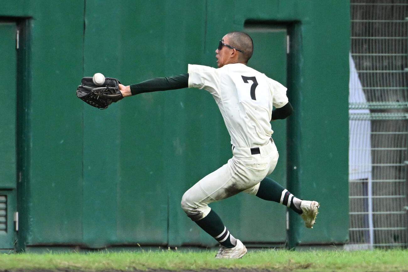 郡山対報徳学園　8回表郡山2死、報徳学園左翼手の広田奏志が左邪飛を好捕（撮影・滝沢美穂子）