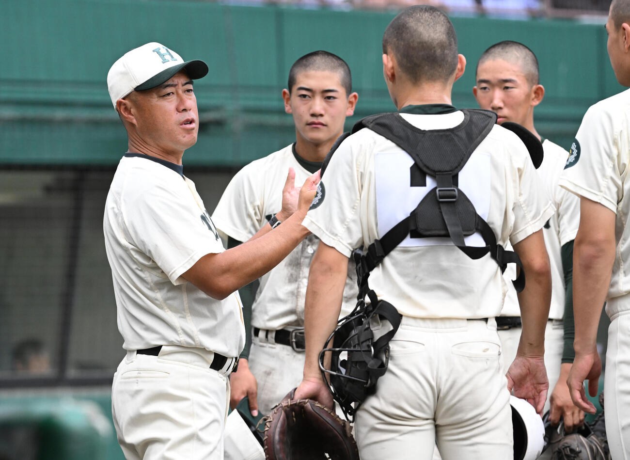 郡山対報徳学園　5回裏、選手に指示を出す報徳学園の大角健二監督（撮影・滝沢美穂子）